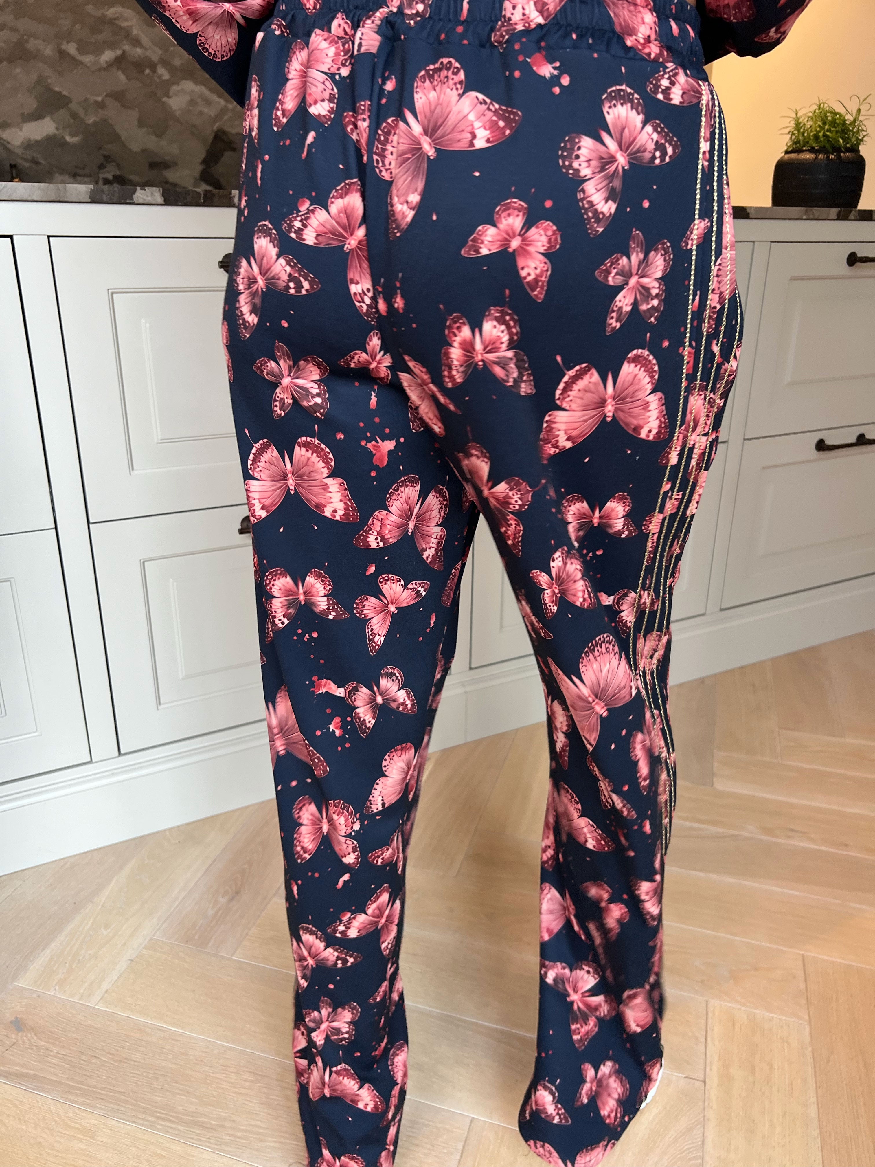Dream Butterfly - Plus size joggingsæt i viskose med sommerfugleprint og ribkanter