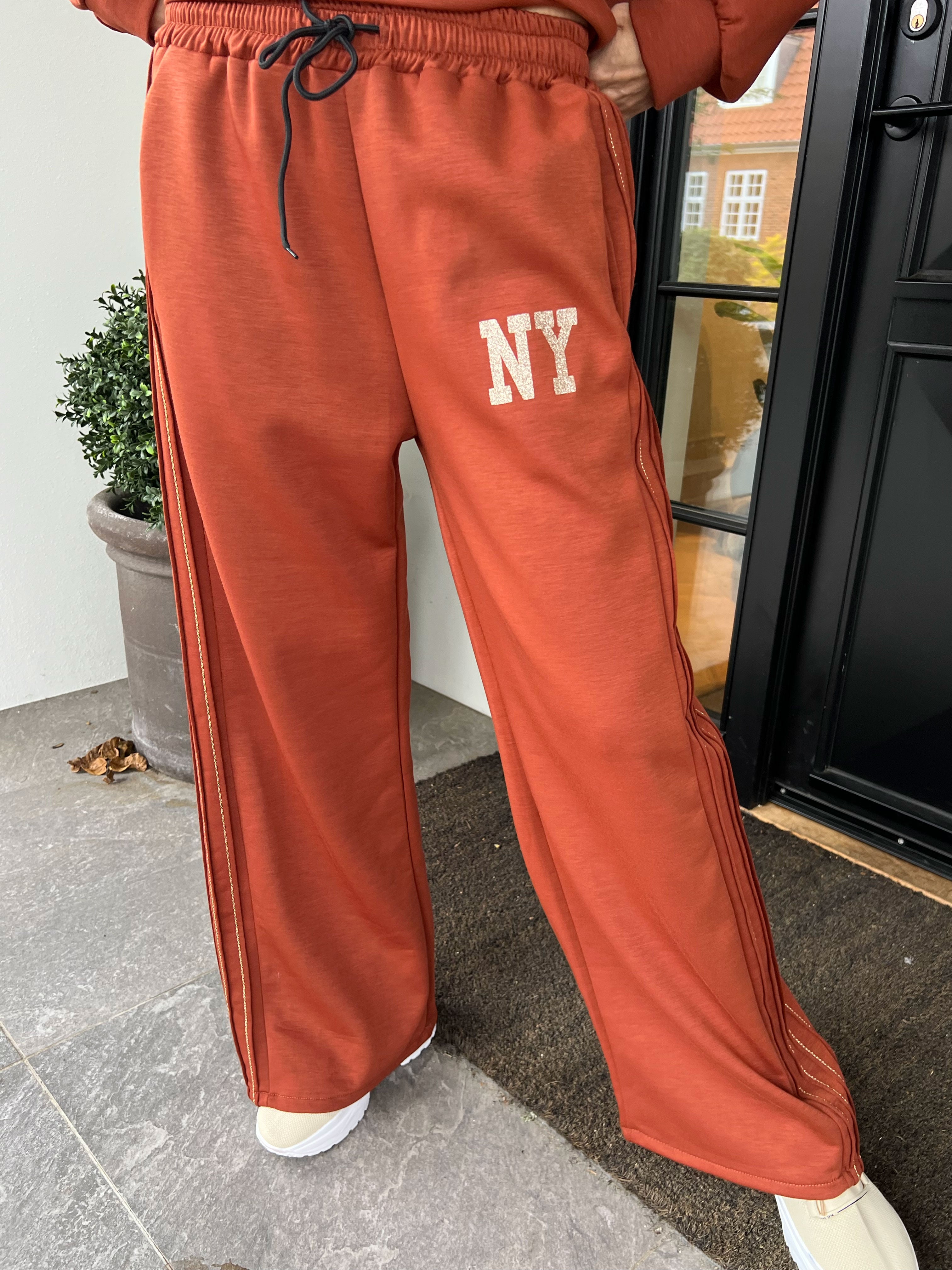Dream NY - Plus size joggingsæt i viskose med glitrende NEW YORK-tekst på maven