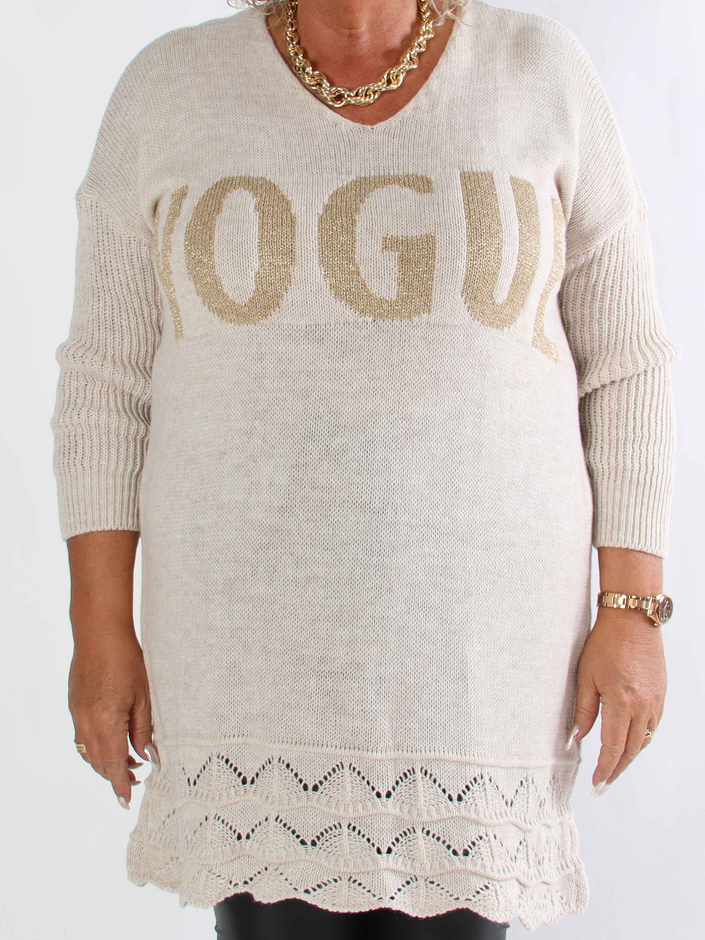 Rebeca Gold - Plus size strikbluse med VOGUE og mønster forneden