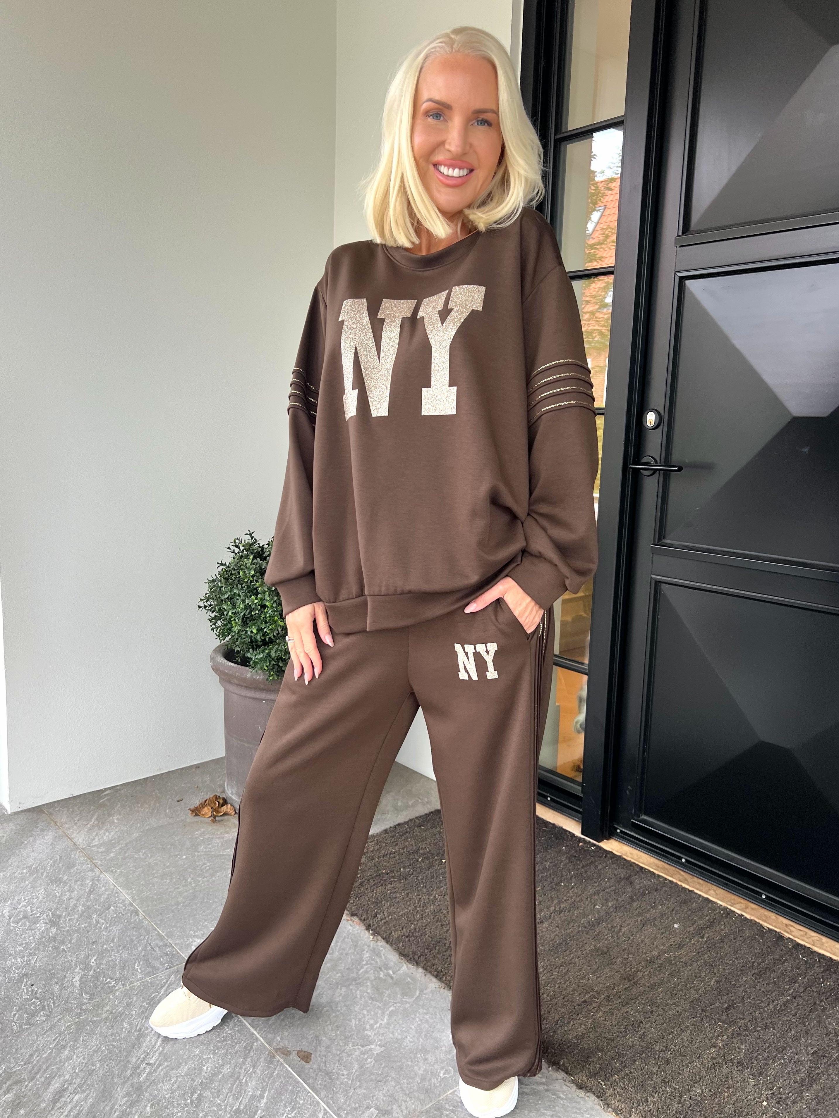 Dream NY - Plus size joggingsæt i viskose med glitrende NEW YORK-tekst på maven