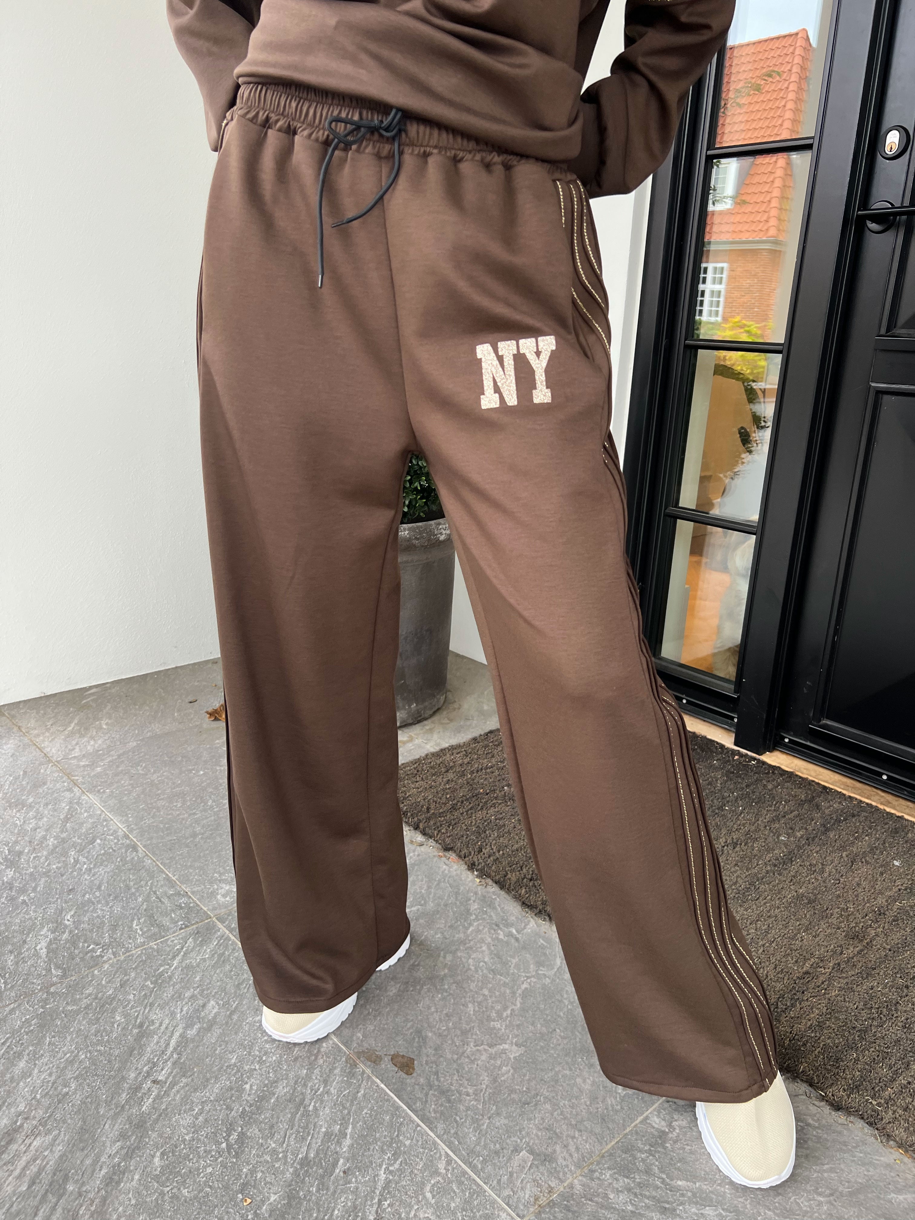 Dream NY - Plus size joggingsæt i viskose med glitrende NEW YORK-tekst på maven