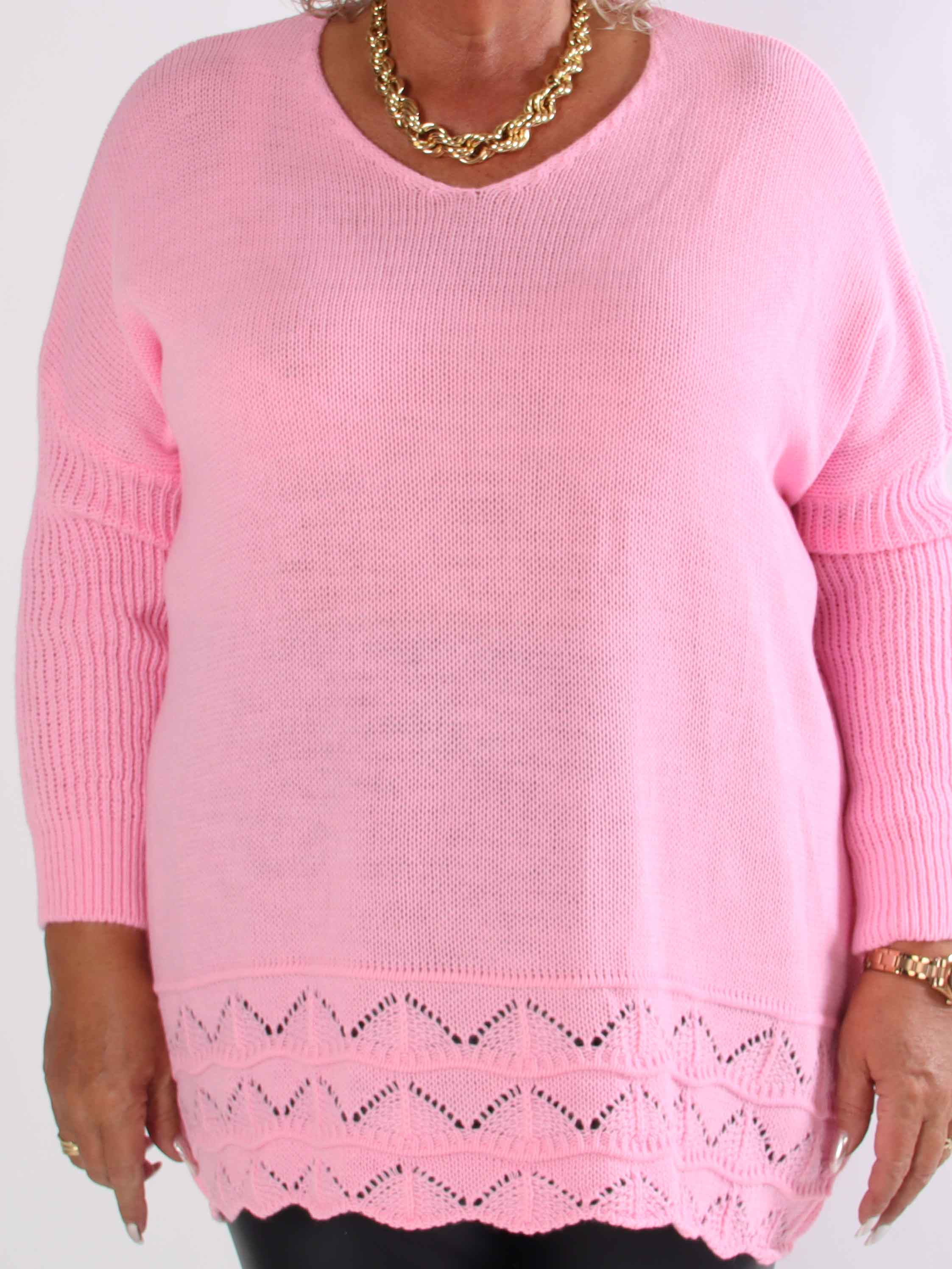 Rebeca - Ensfarvet plus size strikbluse med mønster forneden