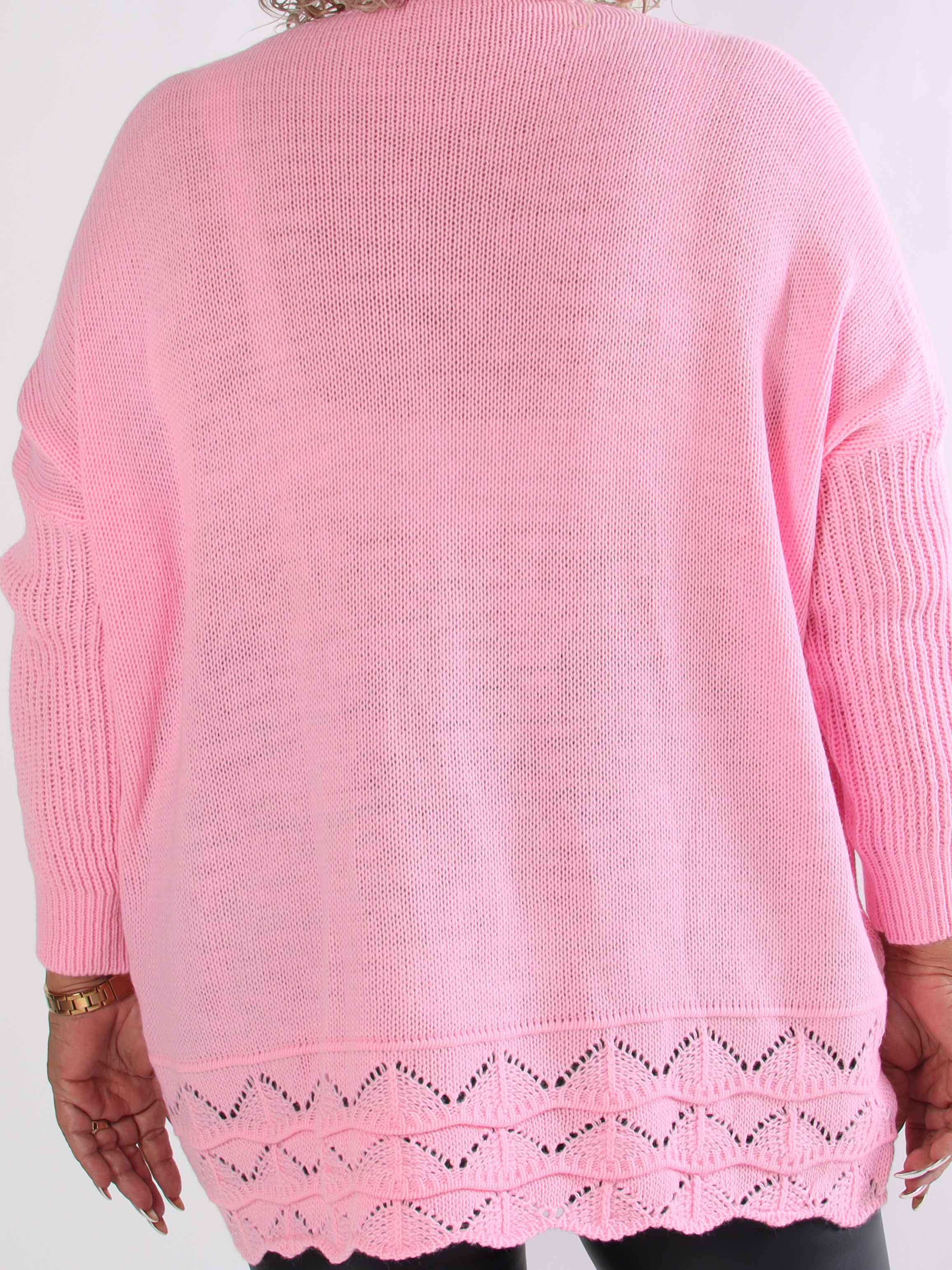 Rebeca - Ensfarvet plus size strikbluse med mønster forneden