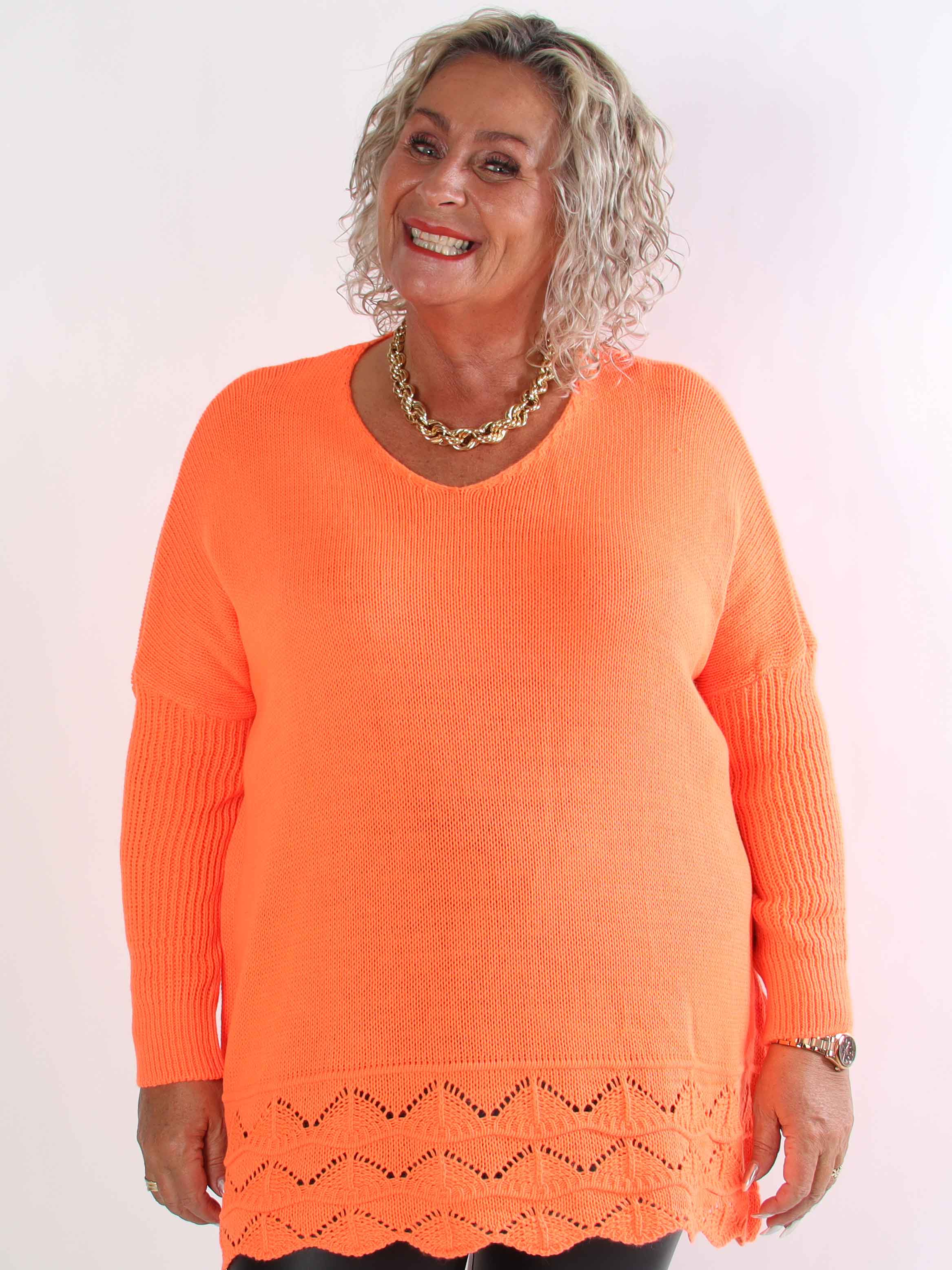 Rebeca - Ensfarvet plus size strikbluse med mønster forneden