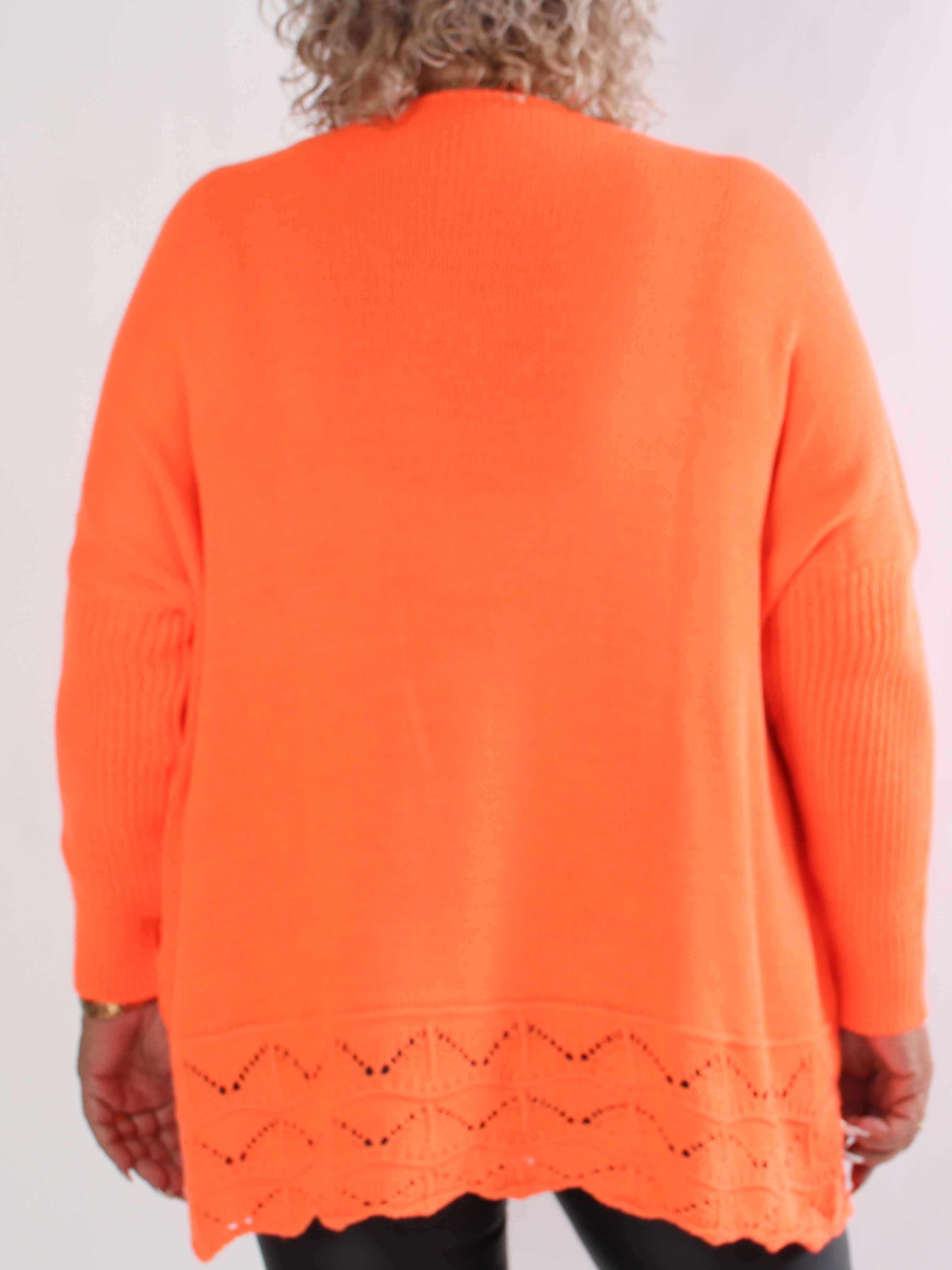 Rebeca - Ensfarvet plus size strikbluse med mønster forneden