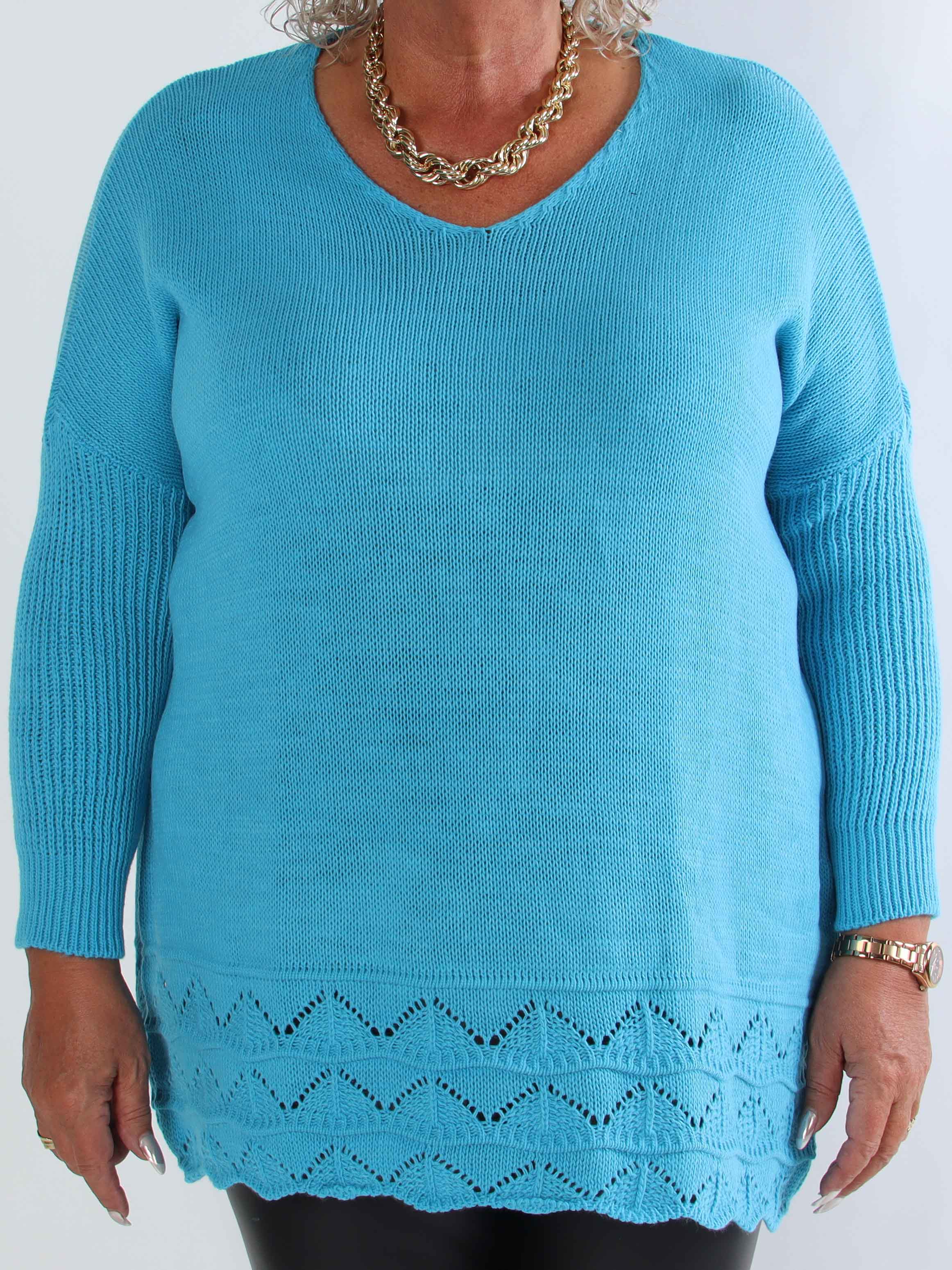 Rebeca - Ensfarvet plus size strikbluse med mønster forneden