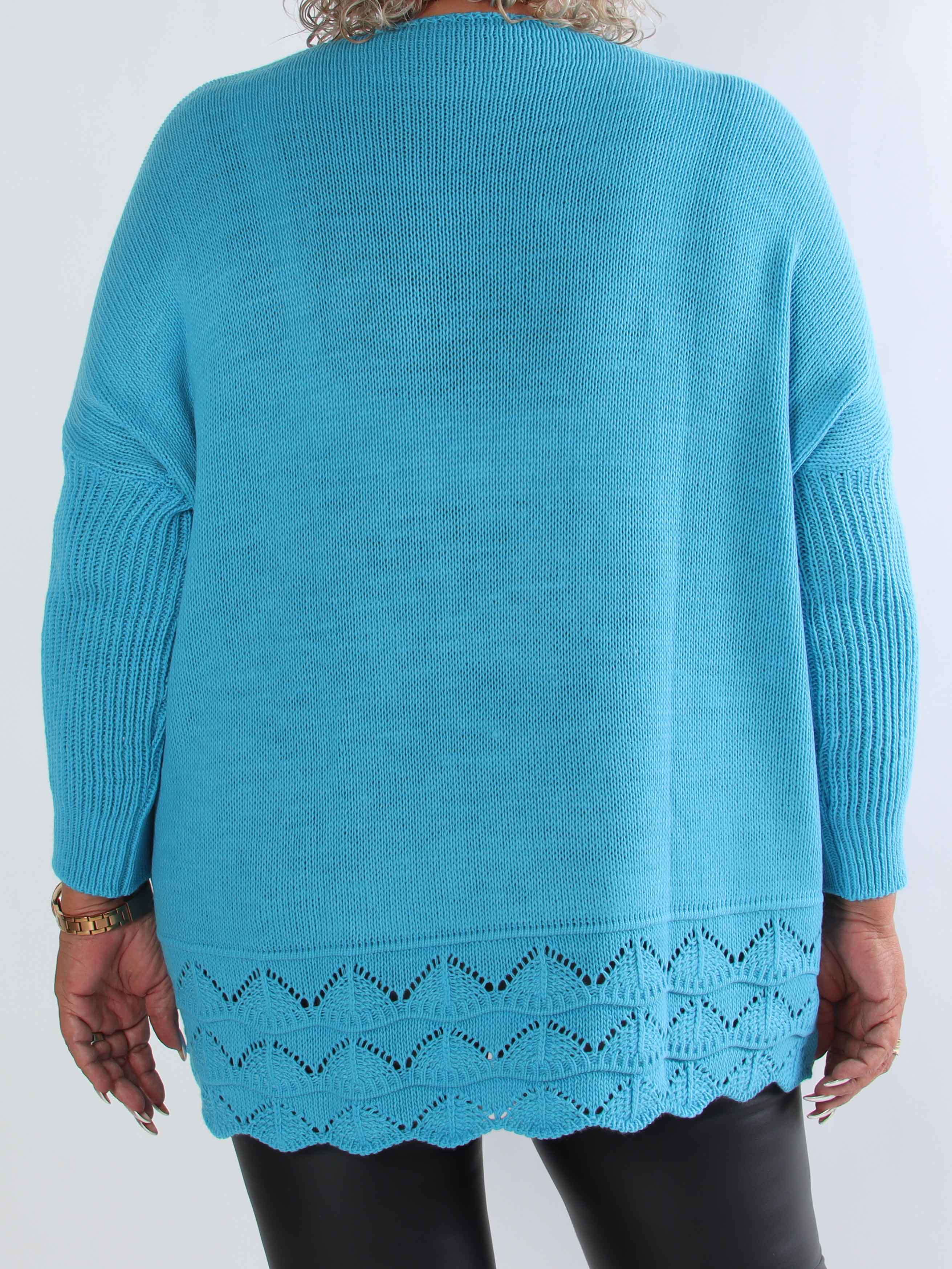 Rebeca - Ensfarvet plus size strikbluse med mønster forneden