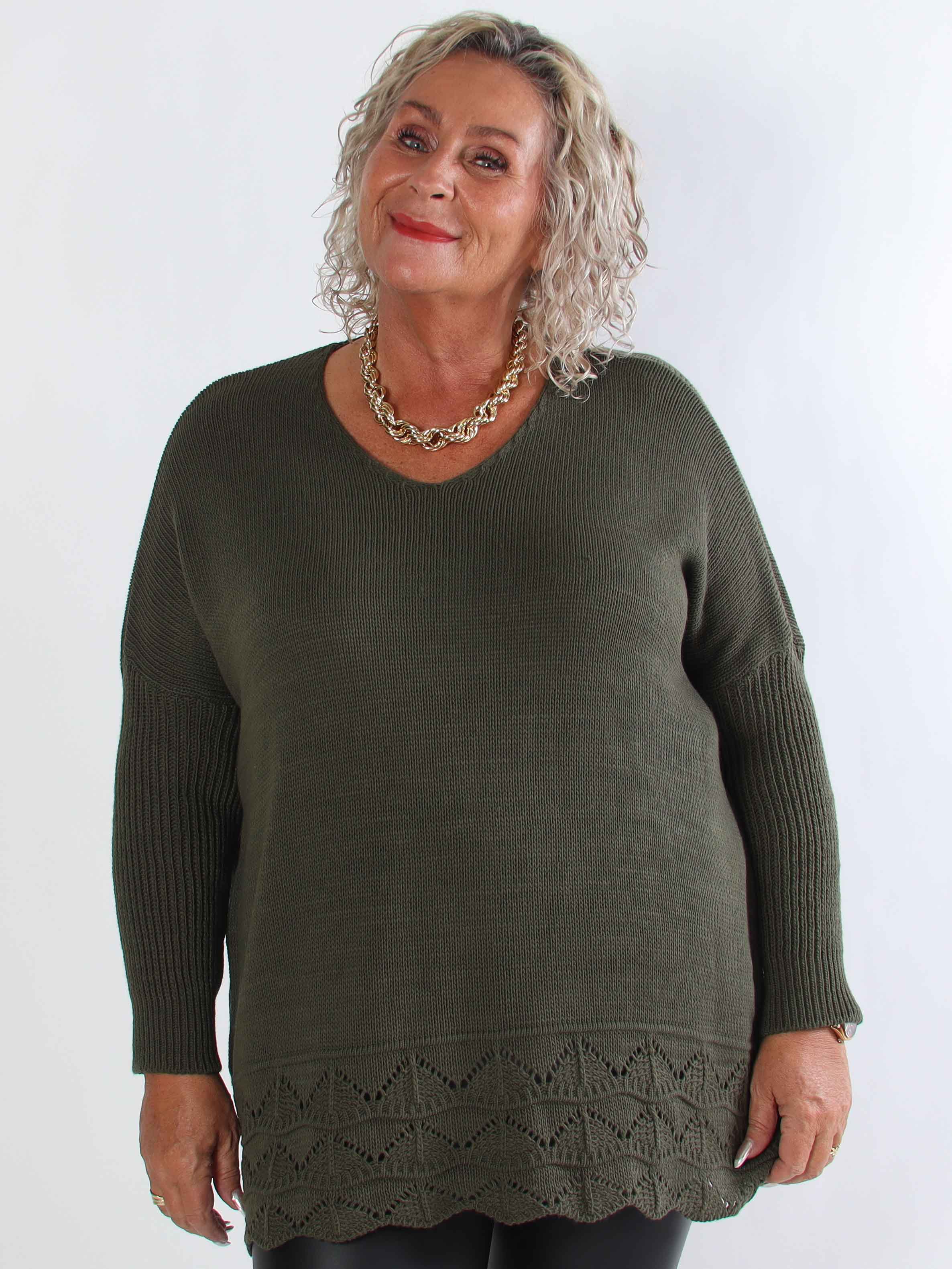 Rebeca - Ensfarvet plus size strikbluse med mønster forneden