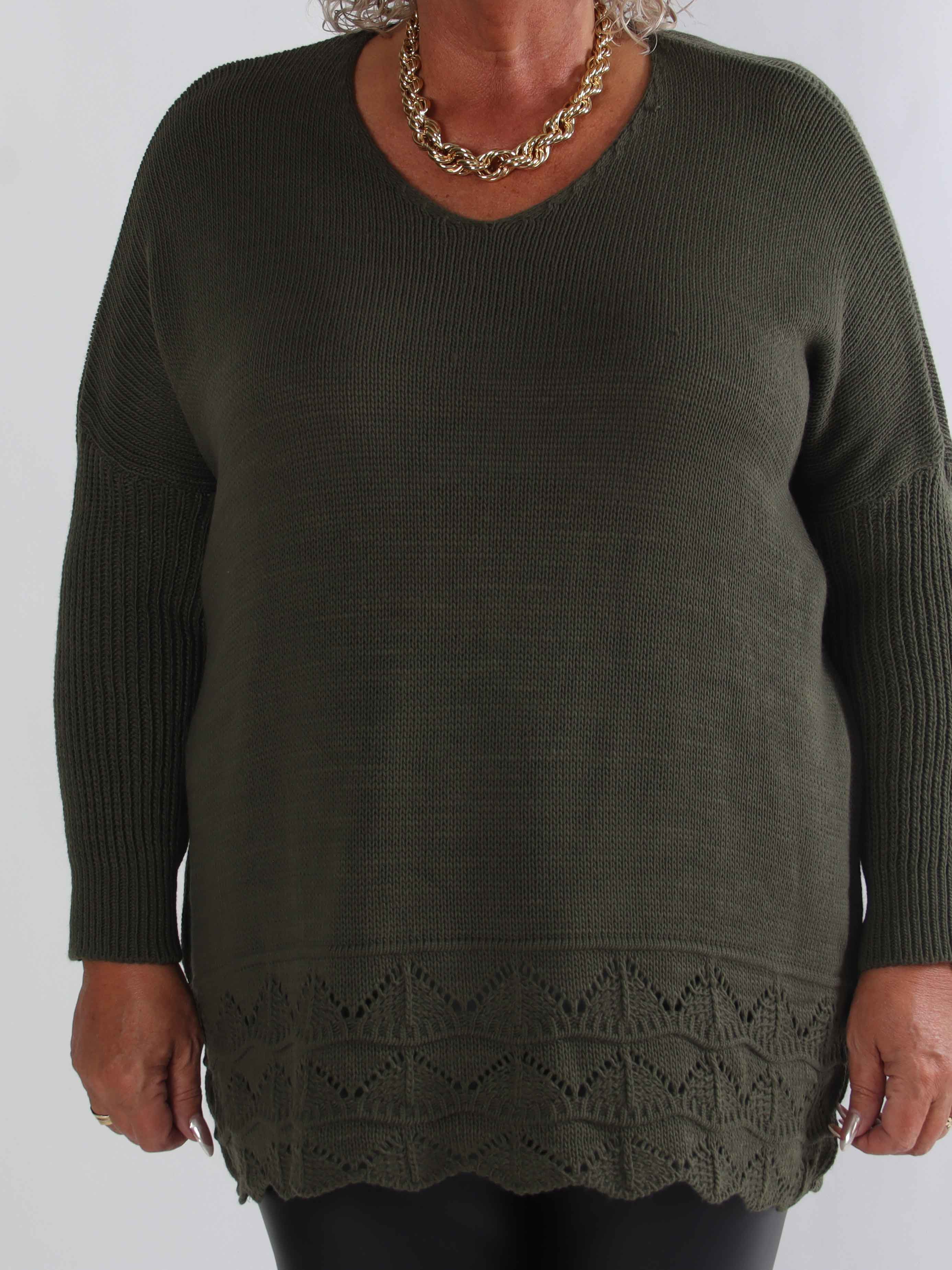 Rebeca - Ensfarvet plus size strikbluse med mønster forneden