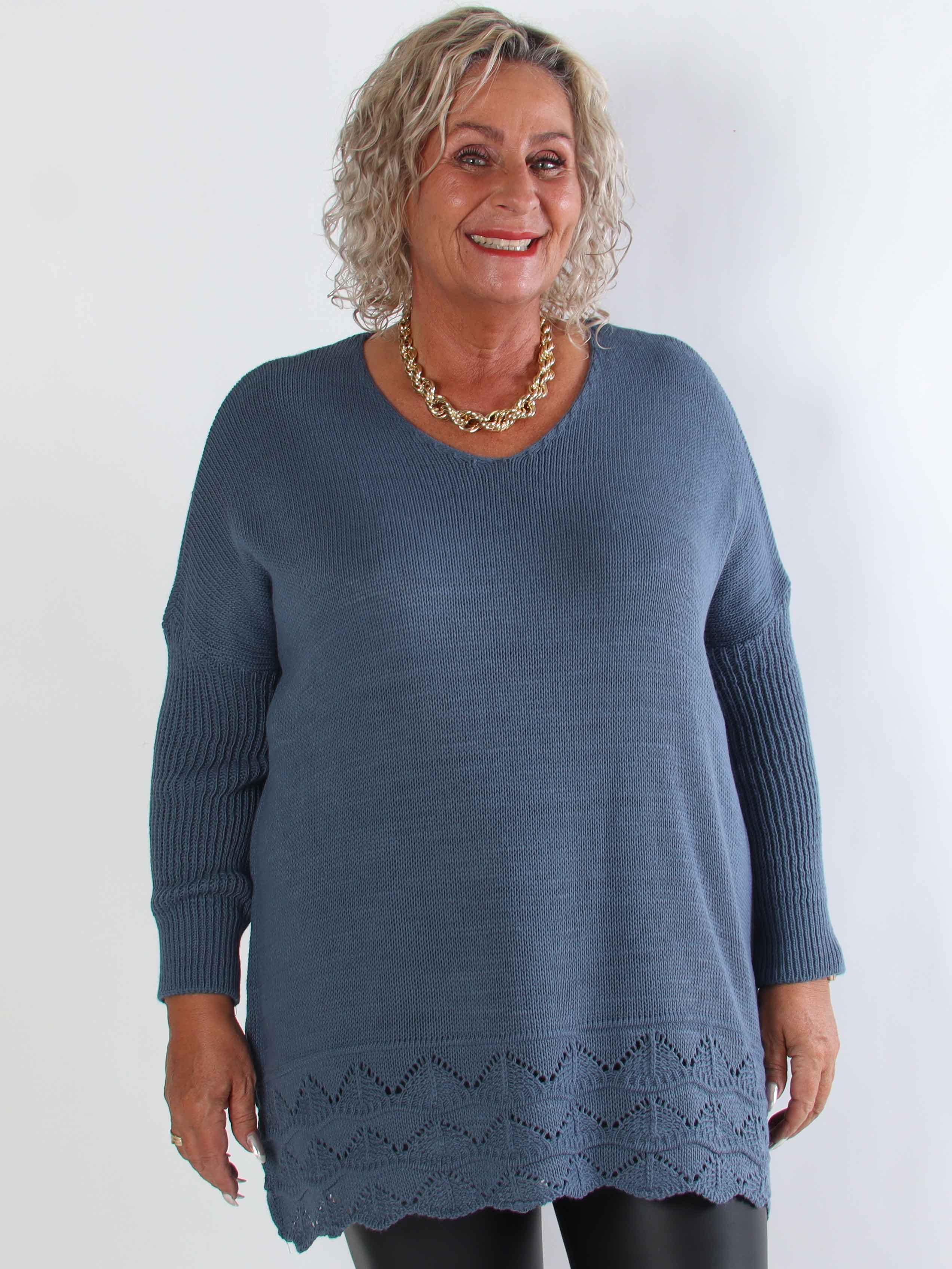 Rebeca - Ensfarvet plus size strikbluse med mønster forneden