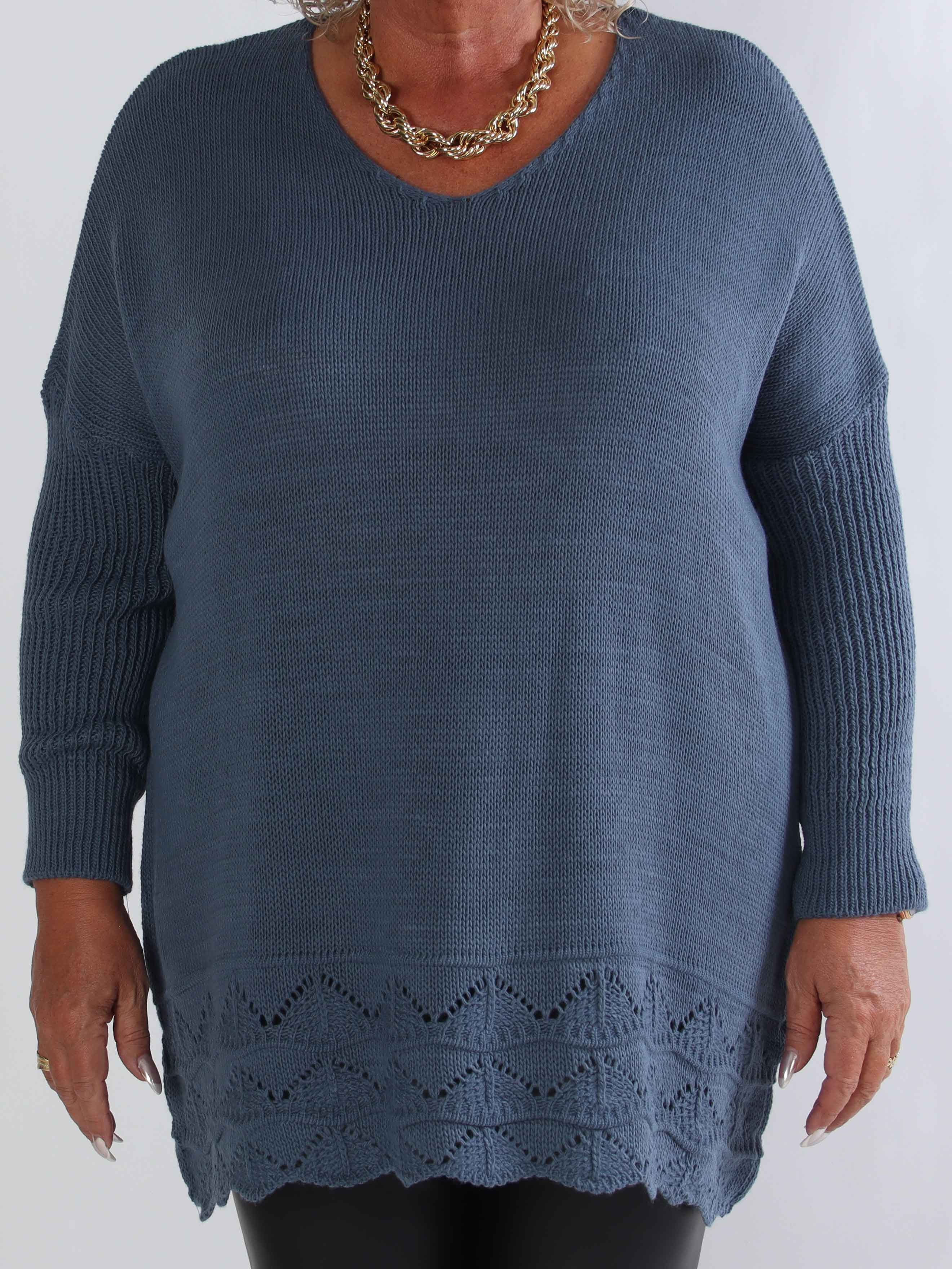 Rebeca - Ensfarvet plus size strikbluse med mønster forneden