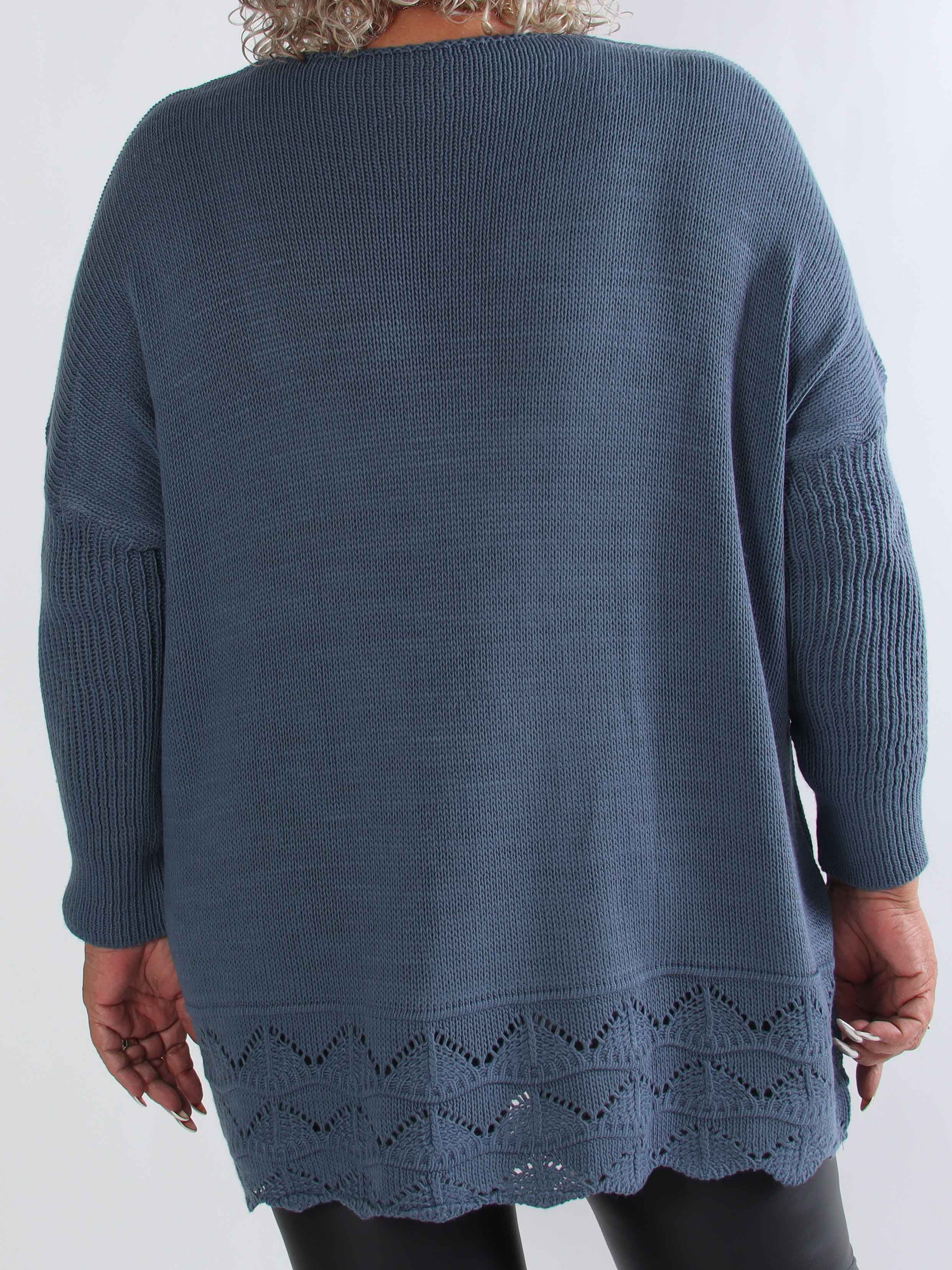 Rebeca - Ensfarvet plus size strikbluse med mønster forneden