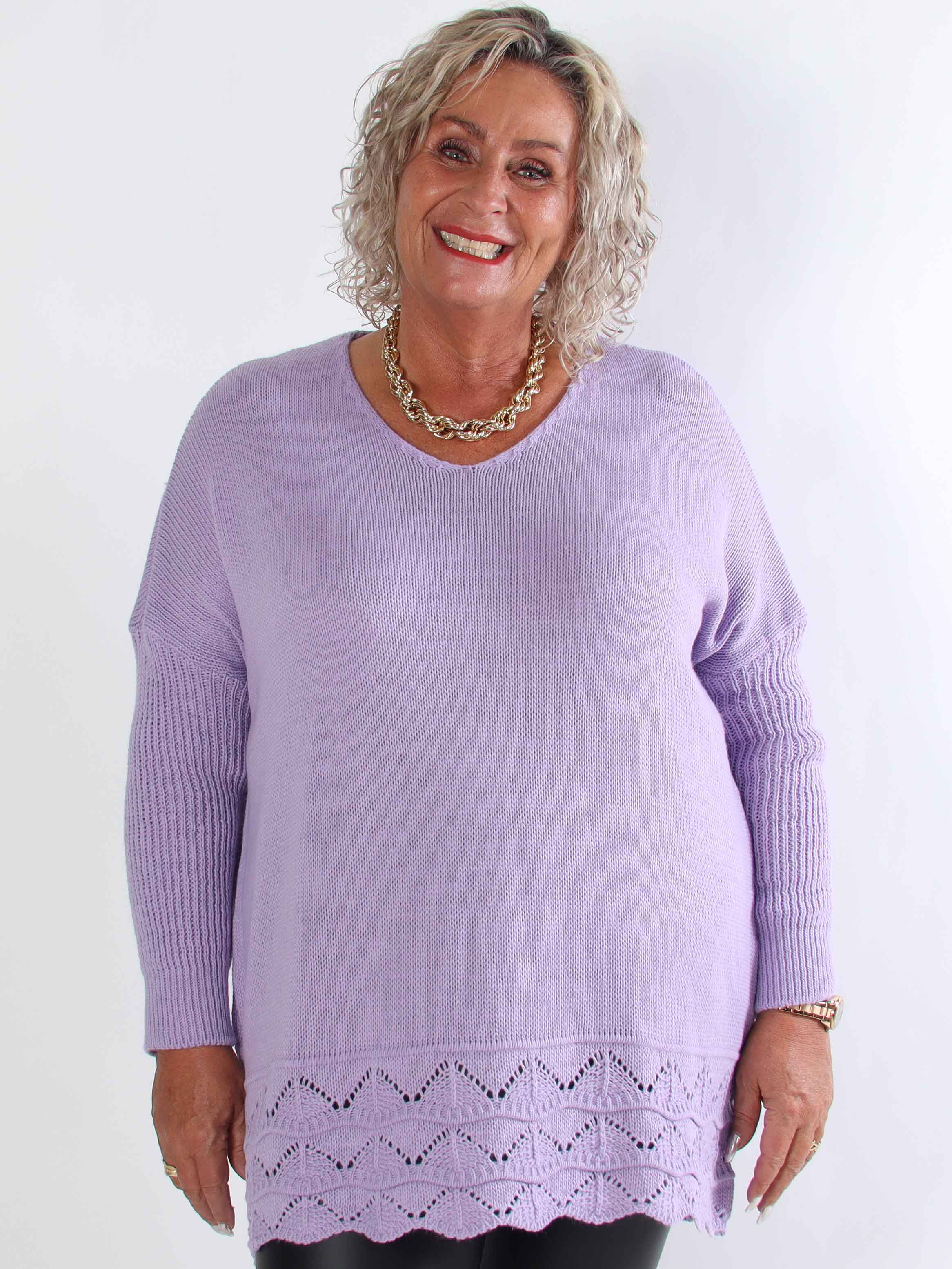 Rebeca - Ensfarvet plus size strikbluse med mønster forneden