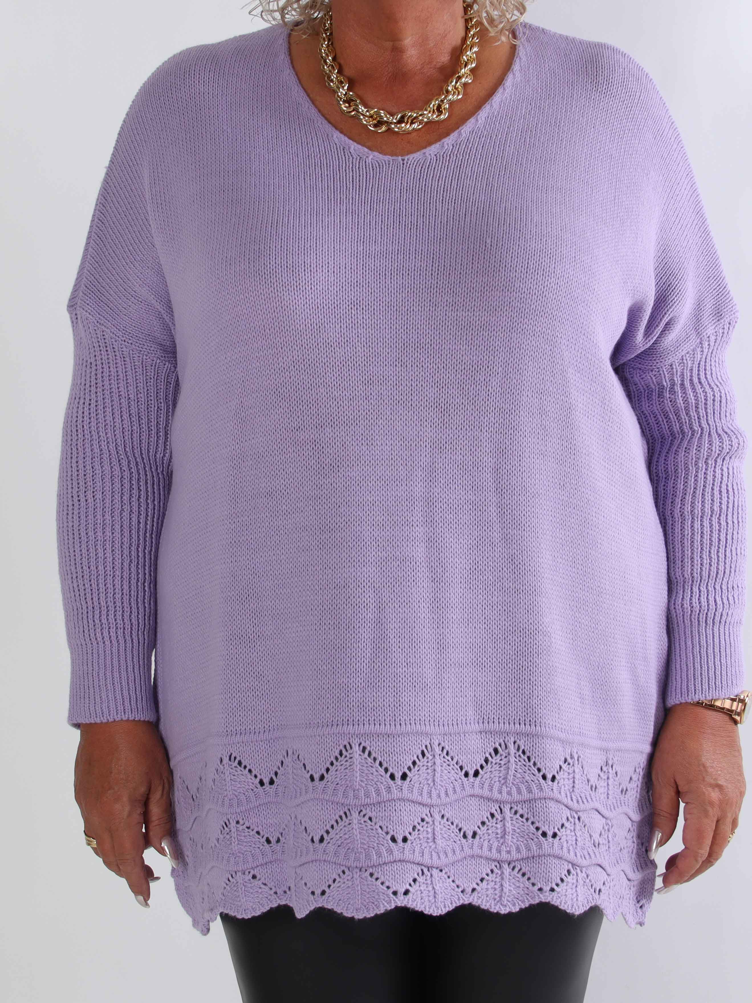 Rebeca - Ensfarvet plus size strikbluse med mønster forneden