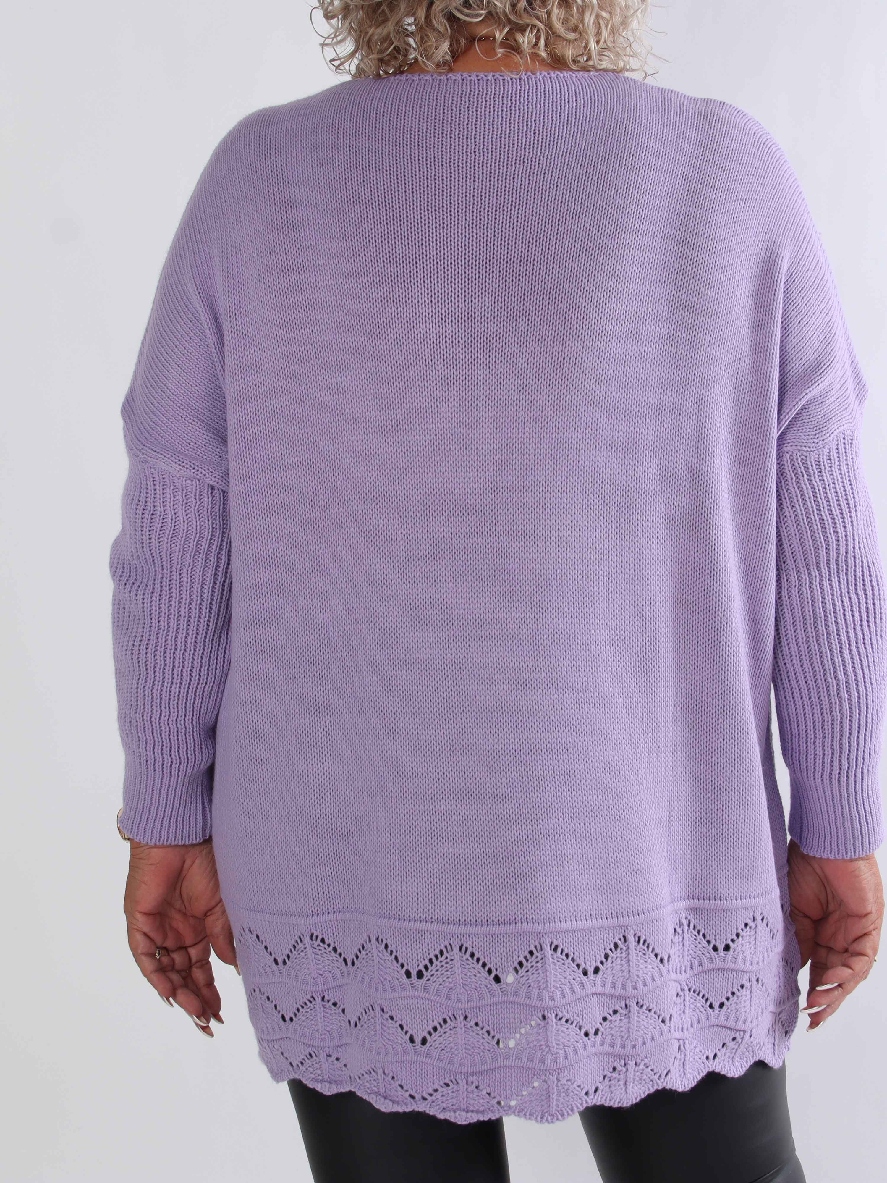 Rebeca - Ensfarvet plus size strikbluse med mønster forneden