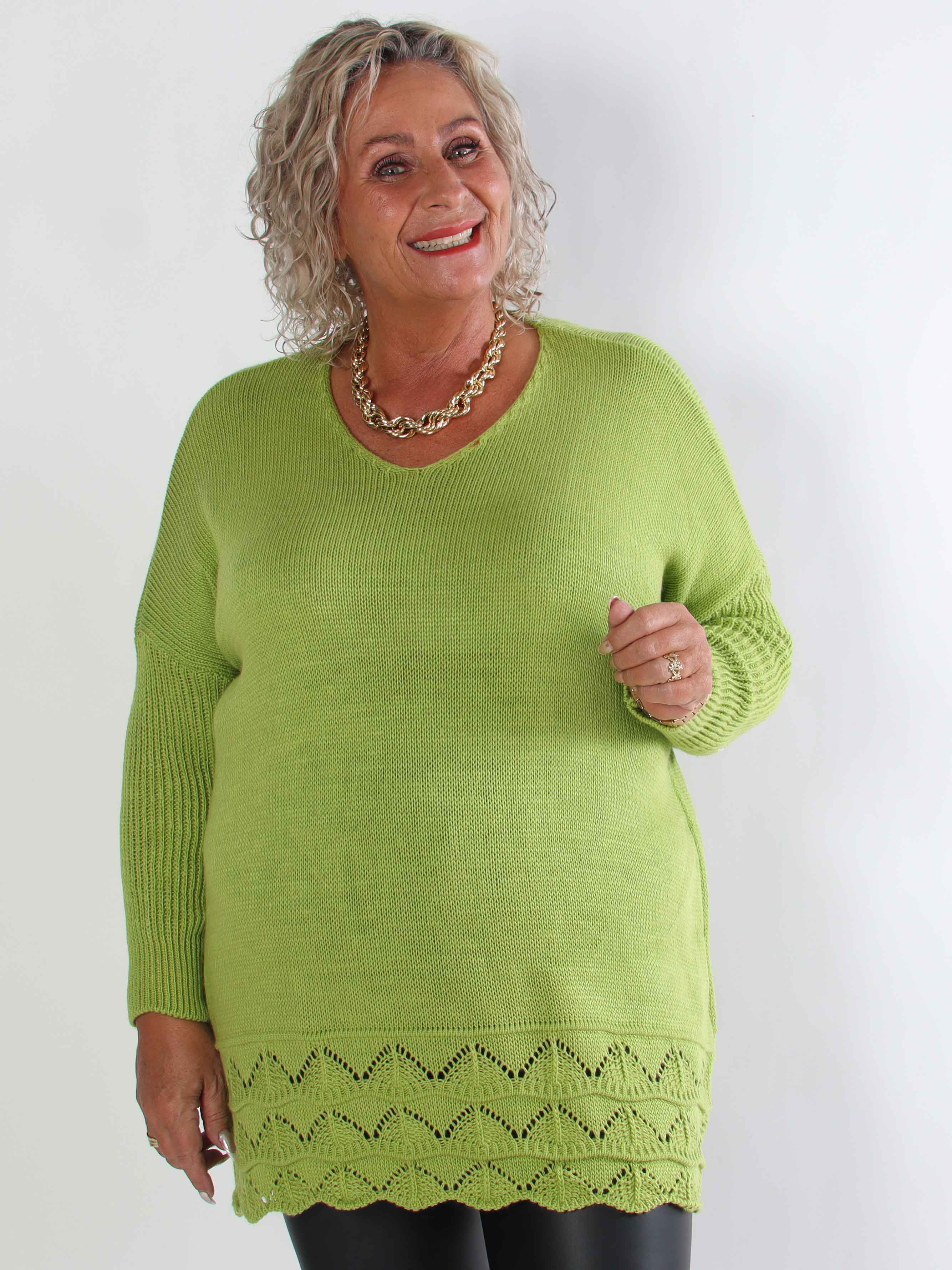 Rebeca - Ensfarvet plus size strikbluse med mønster forneden