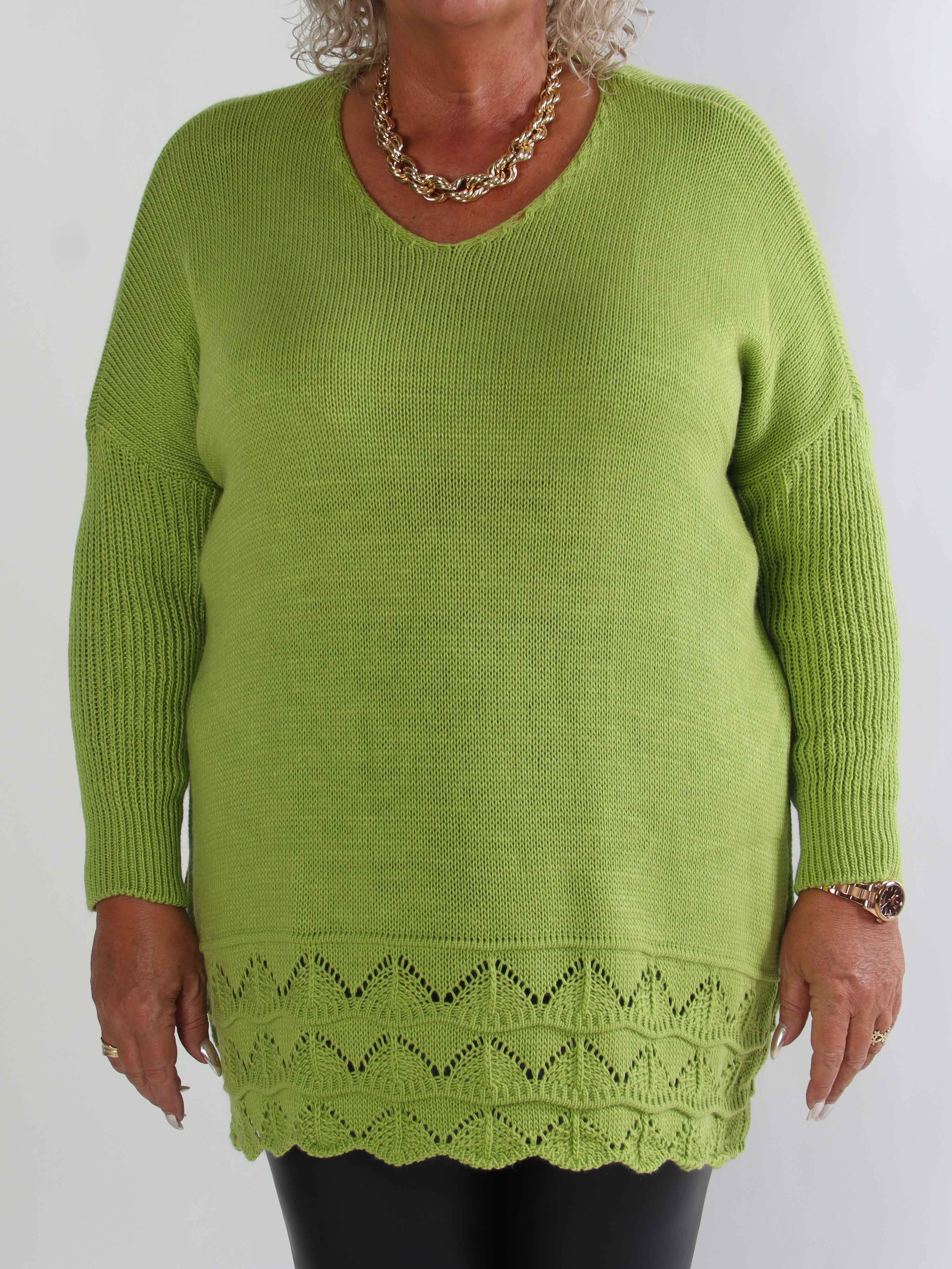 Rebeca - Ensfarvet plus size strikbluse med mønster forneden