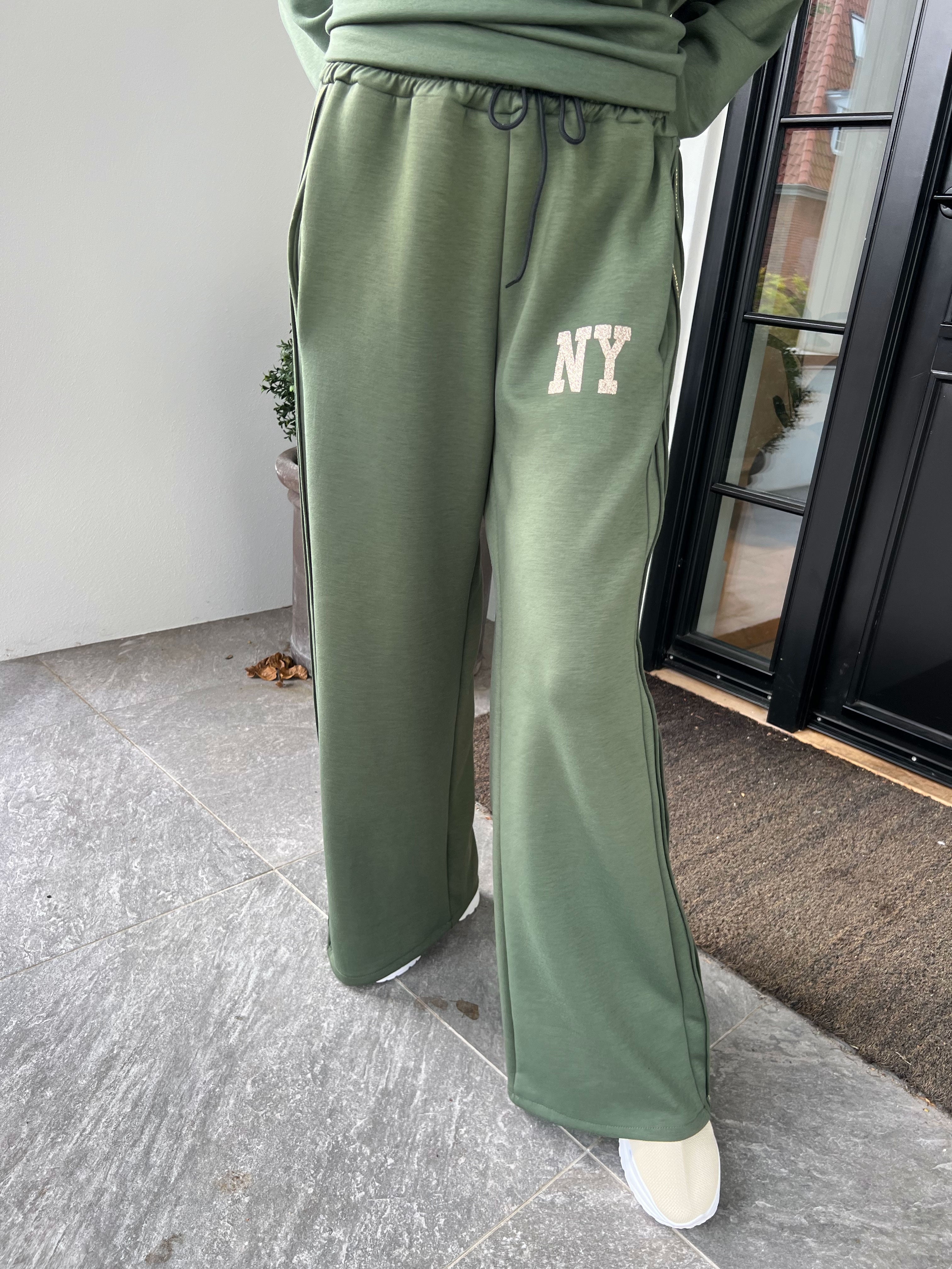 Dream NY - Plus size joggingsæt i viskose med glitrende NEW YORK-tekst på maven