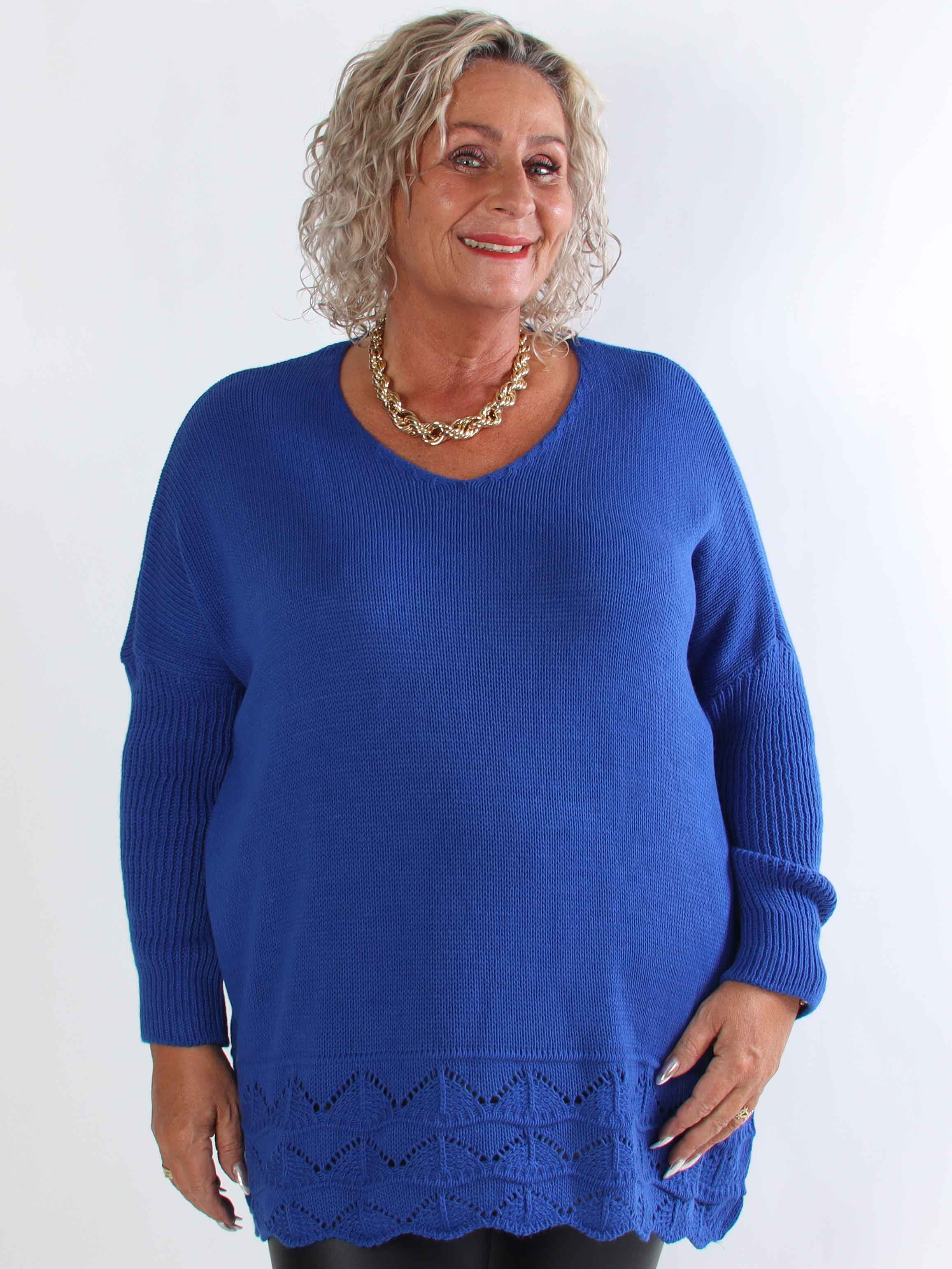 Rebeca - Ensfarvet plus size strikbluse med mønster forneden