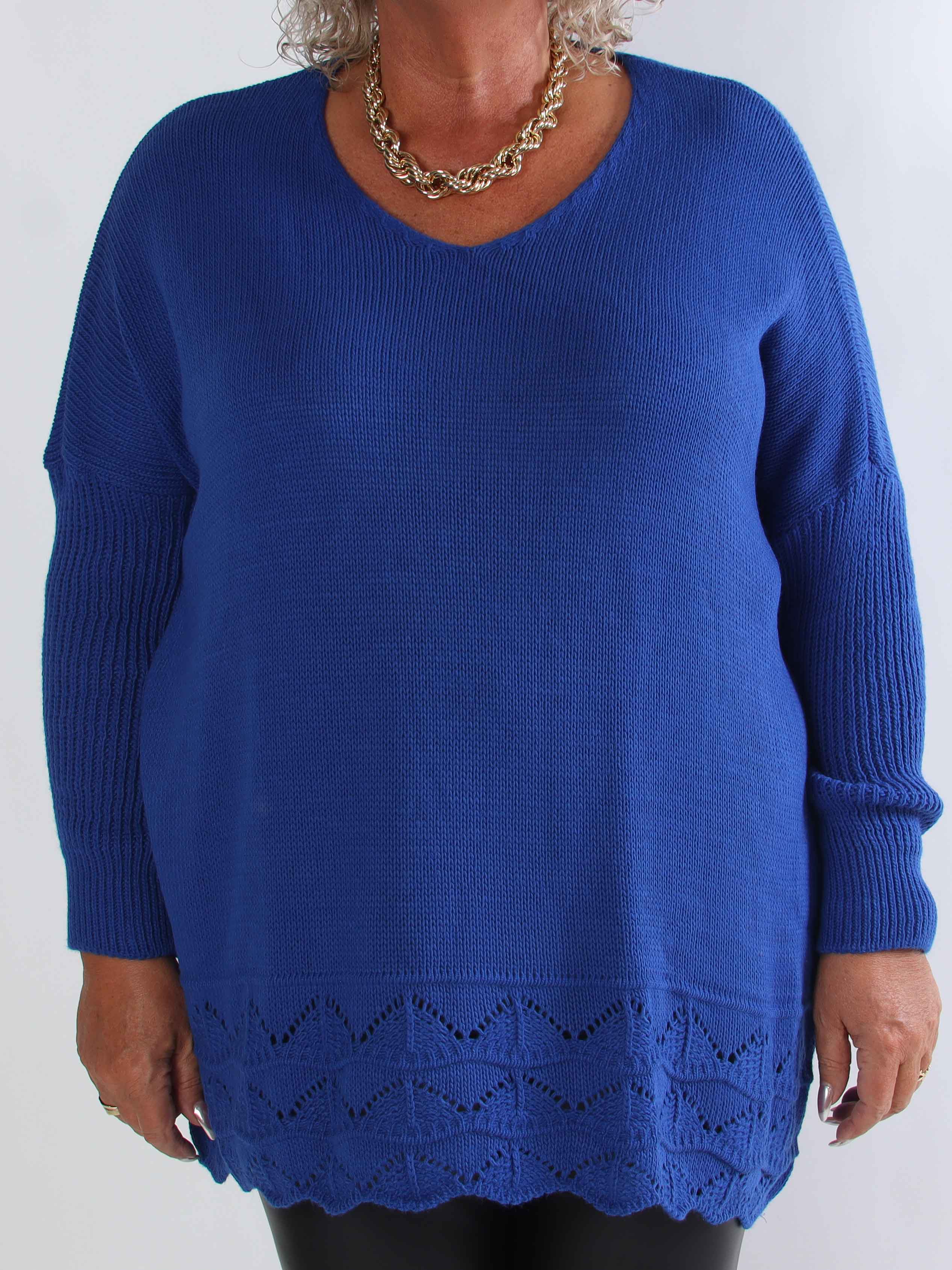 Rebeca - Ensfarvet plus size strikbluse med mønster forneden