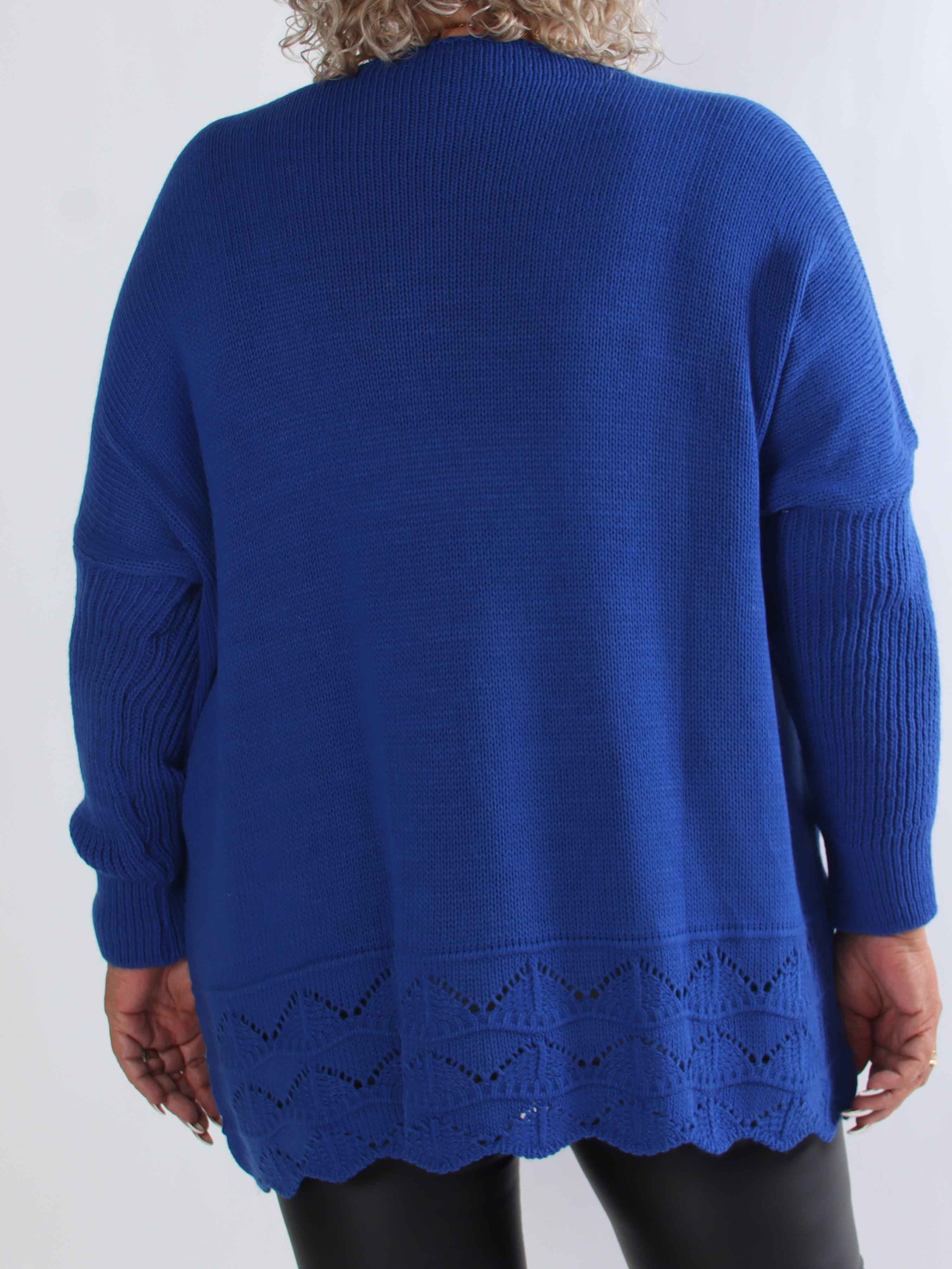 Rebeca - Ensfarvet plus size strikbluse med mønster forneden