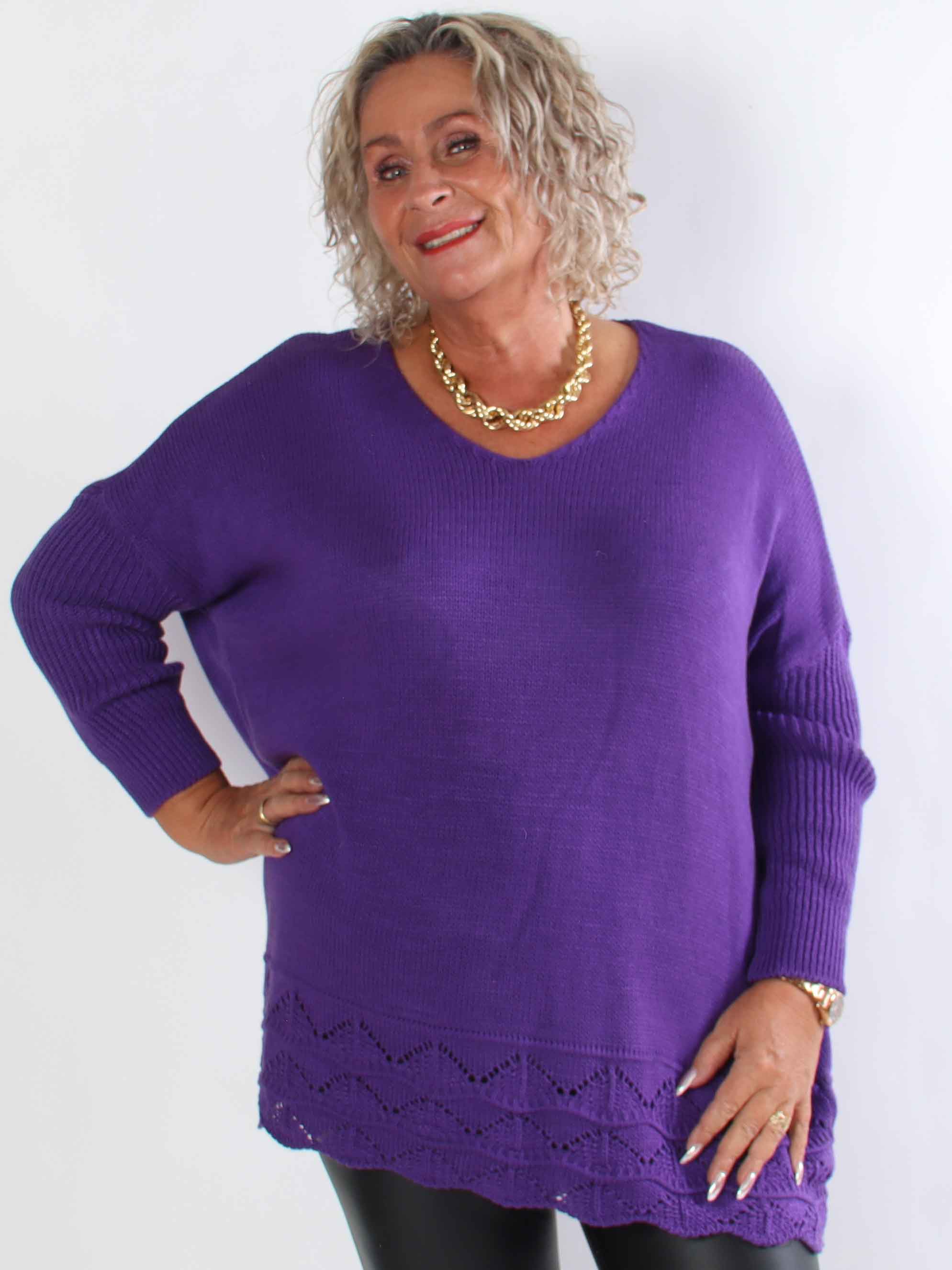 Rebeca - Ensfarvet plus size strikbluse med mønster forneden