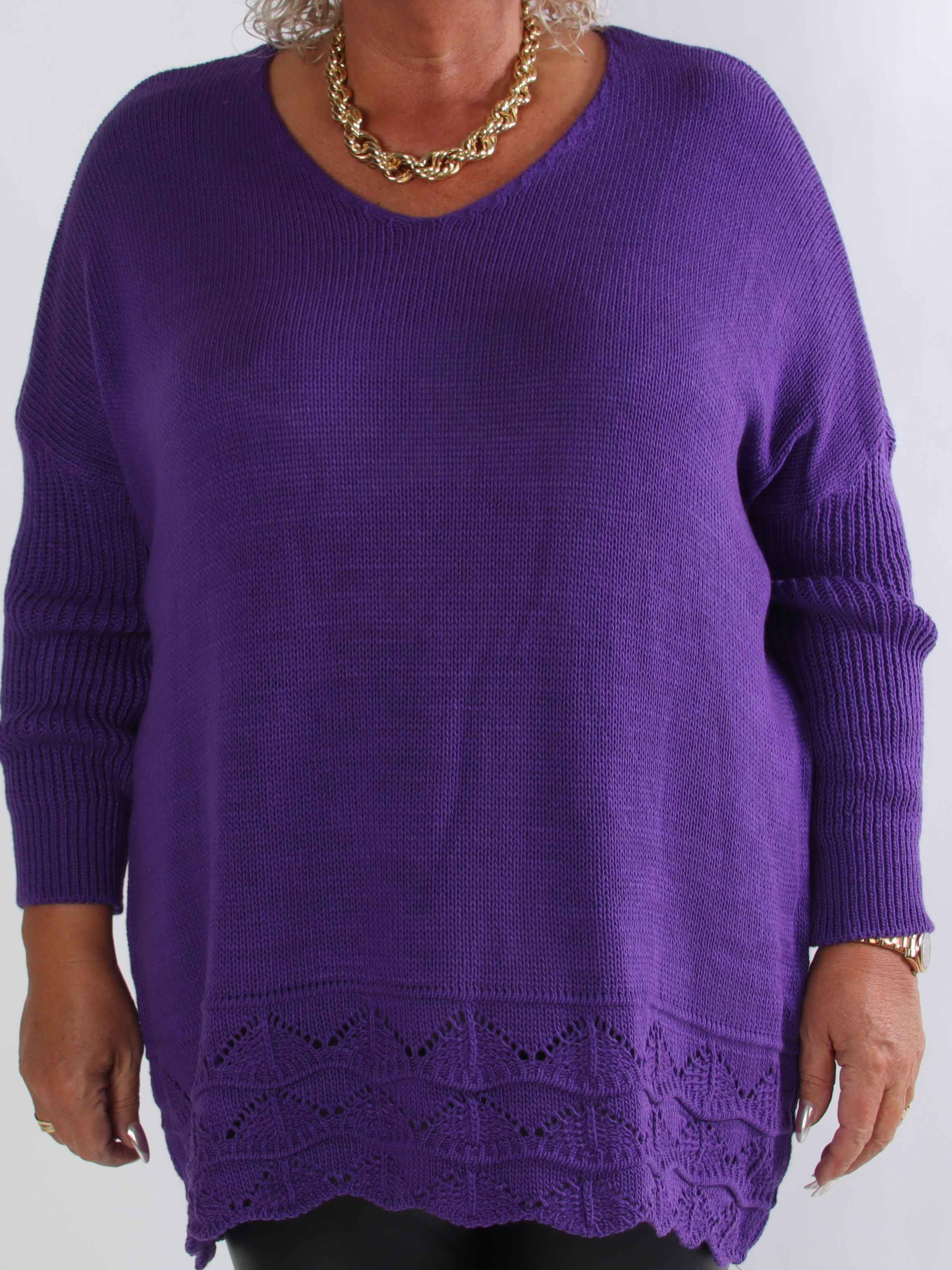 Rebeca - Ensfarvet plus size strikbluse med mønster forneden