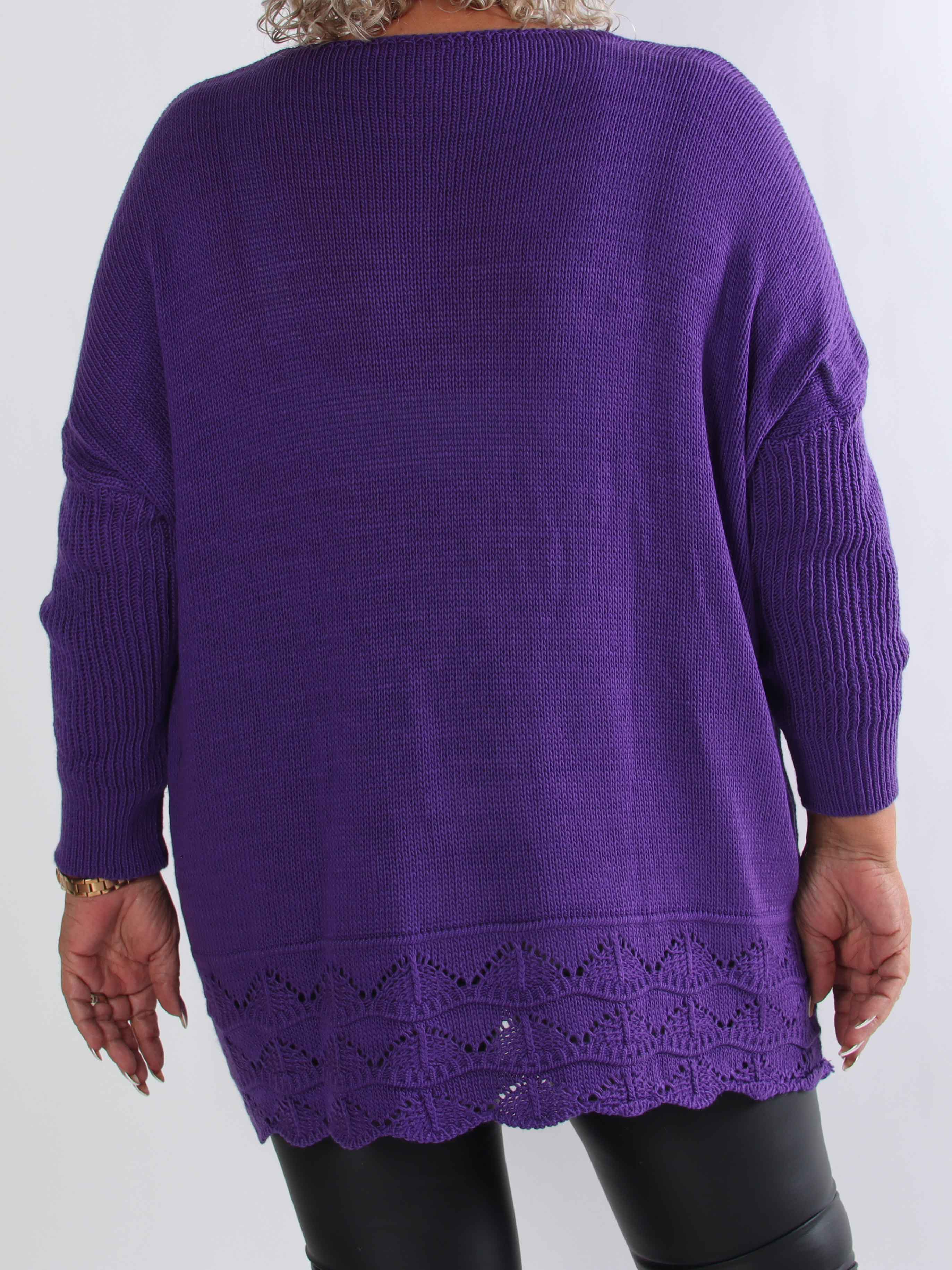 Rebeca - Ensfarvet plus size strikbluse med mønster forneden