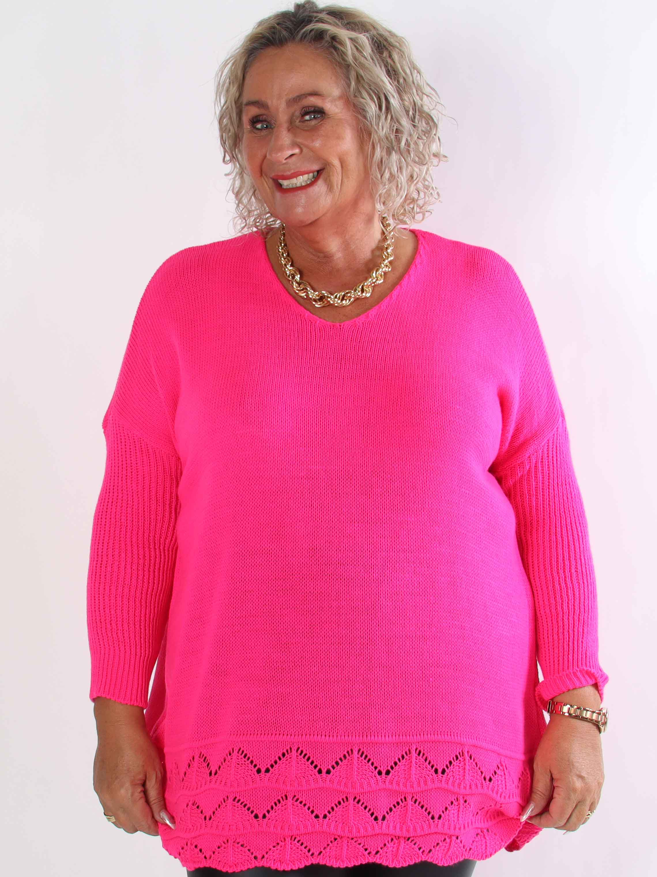 Rebeca - Ensfarvet plus size strikbluse med mønster forneden