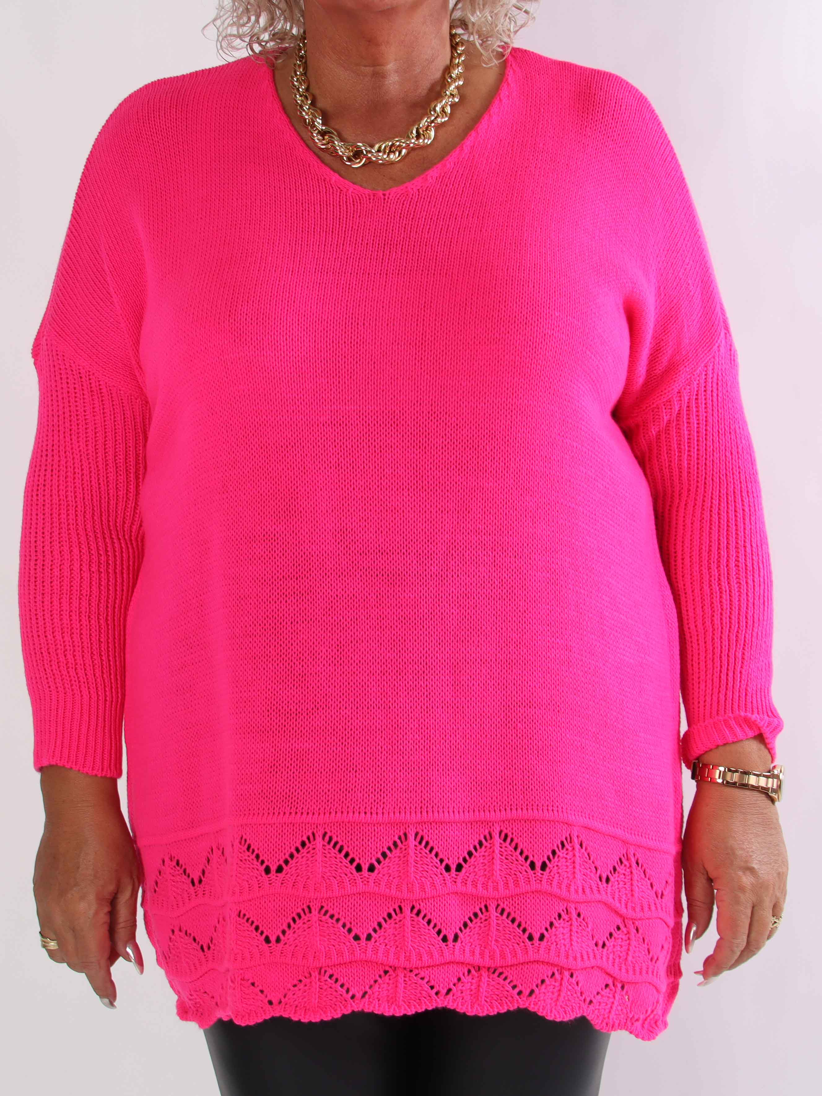 Rebeca - Ensfarvet plus size strikbluse med mønster forneden