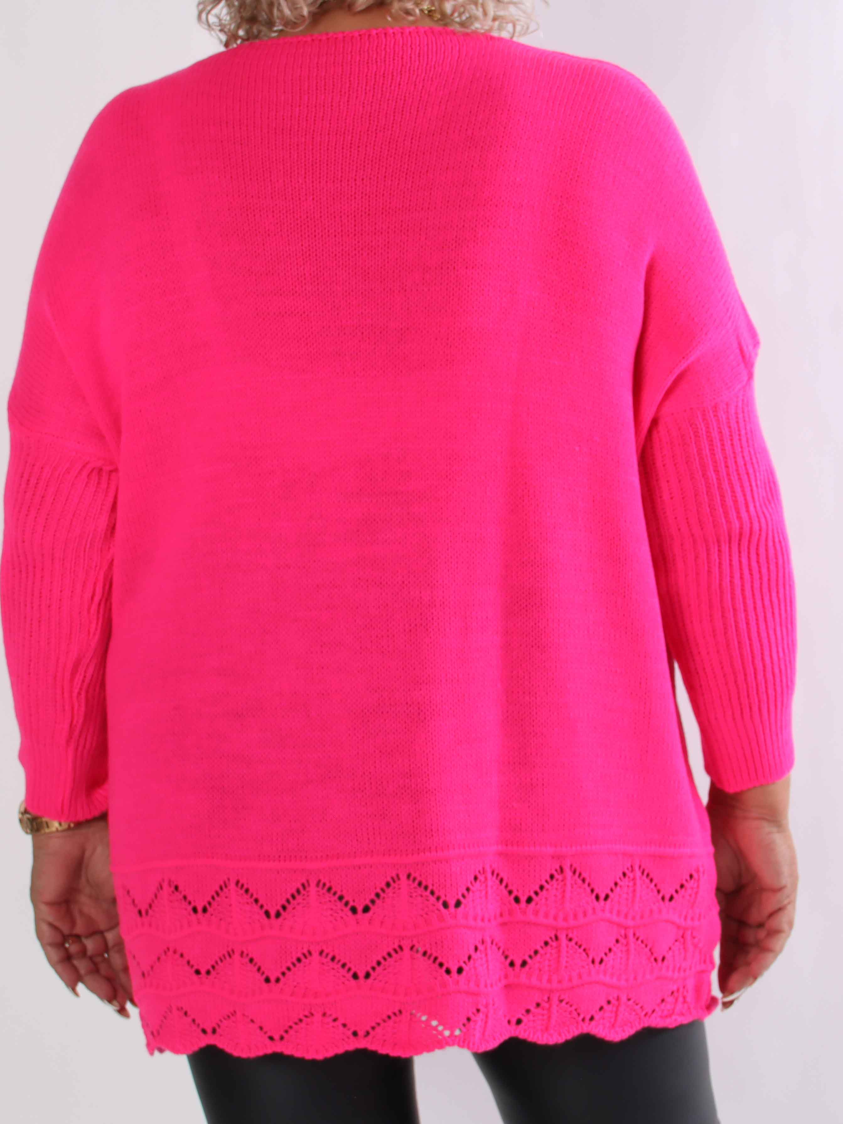 Rebeca - Ensfarvet plus size strikbluse med mønster forneden