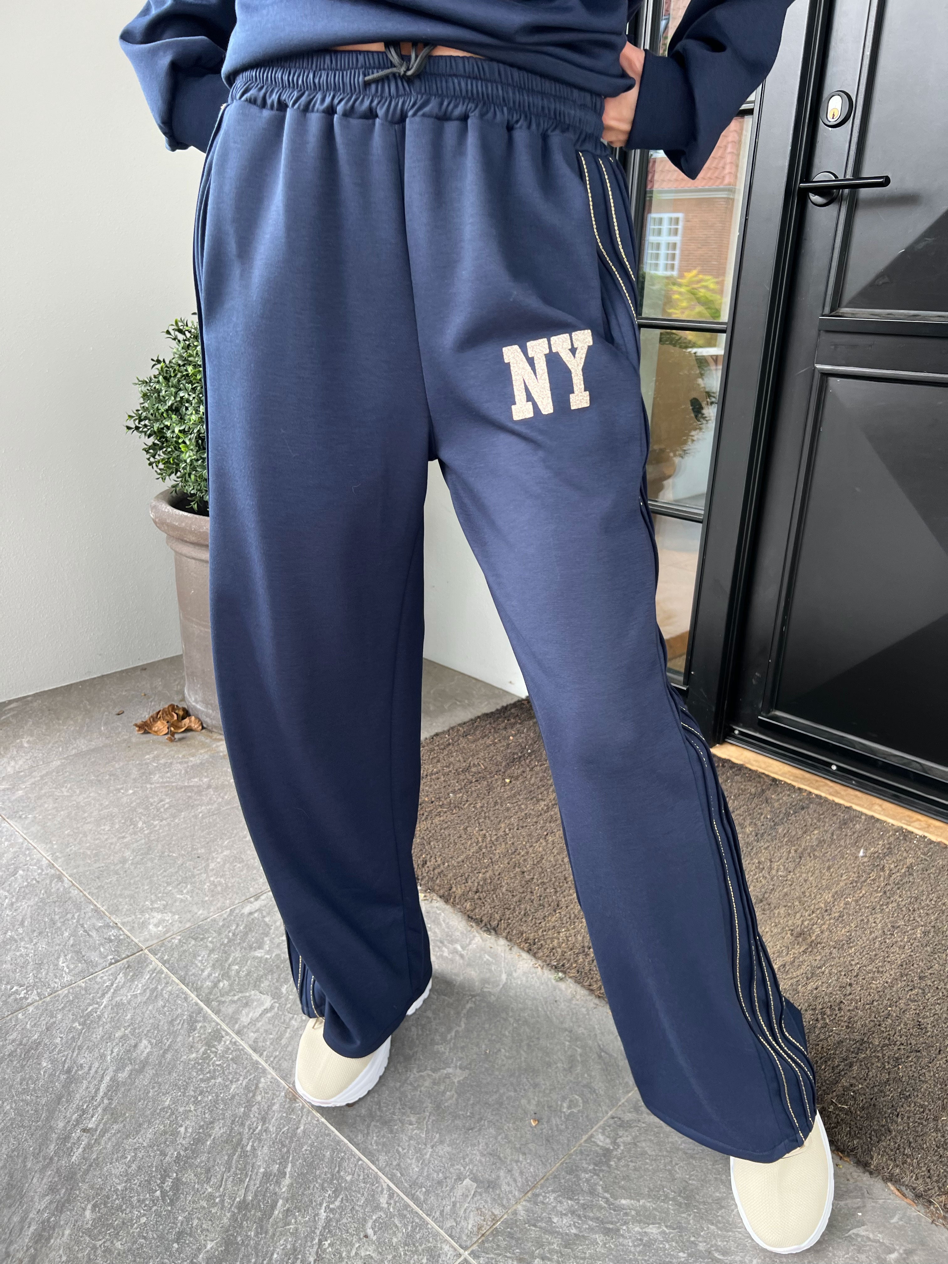 Dream NY - Plus size joggingsæt i viskose med glitrende NEW YORK-tekst på maven