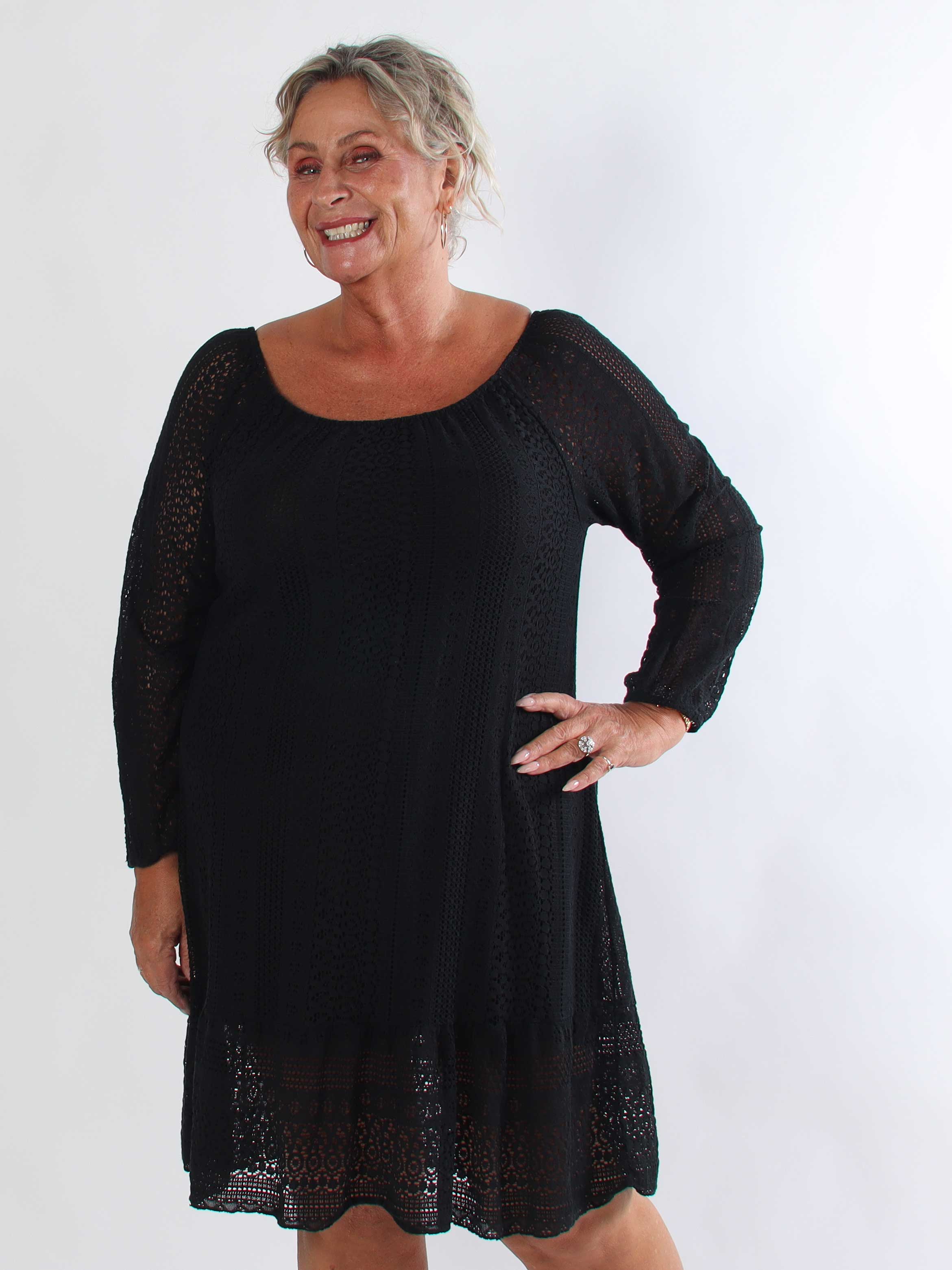 Galateia Long Sleeve - Feminin plus size kjole i blød bomuldsblonde
