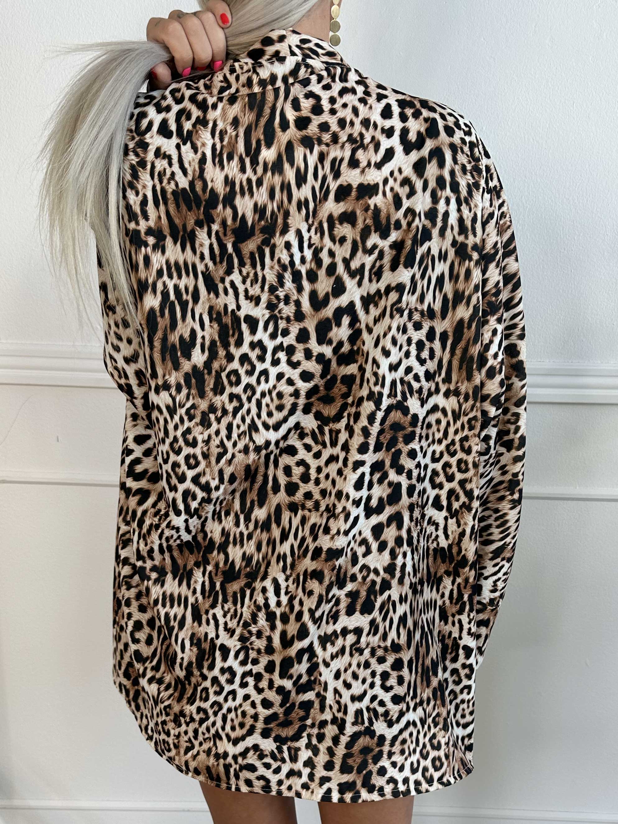 Annah Light Leo Short - Oversized sommerjakke med tydelige syninger og lommer