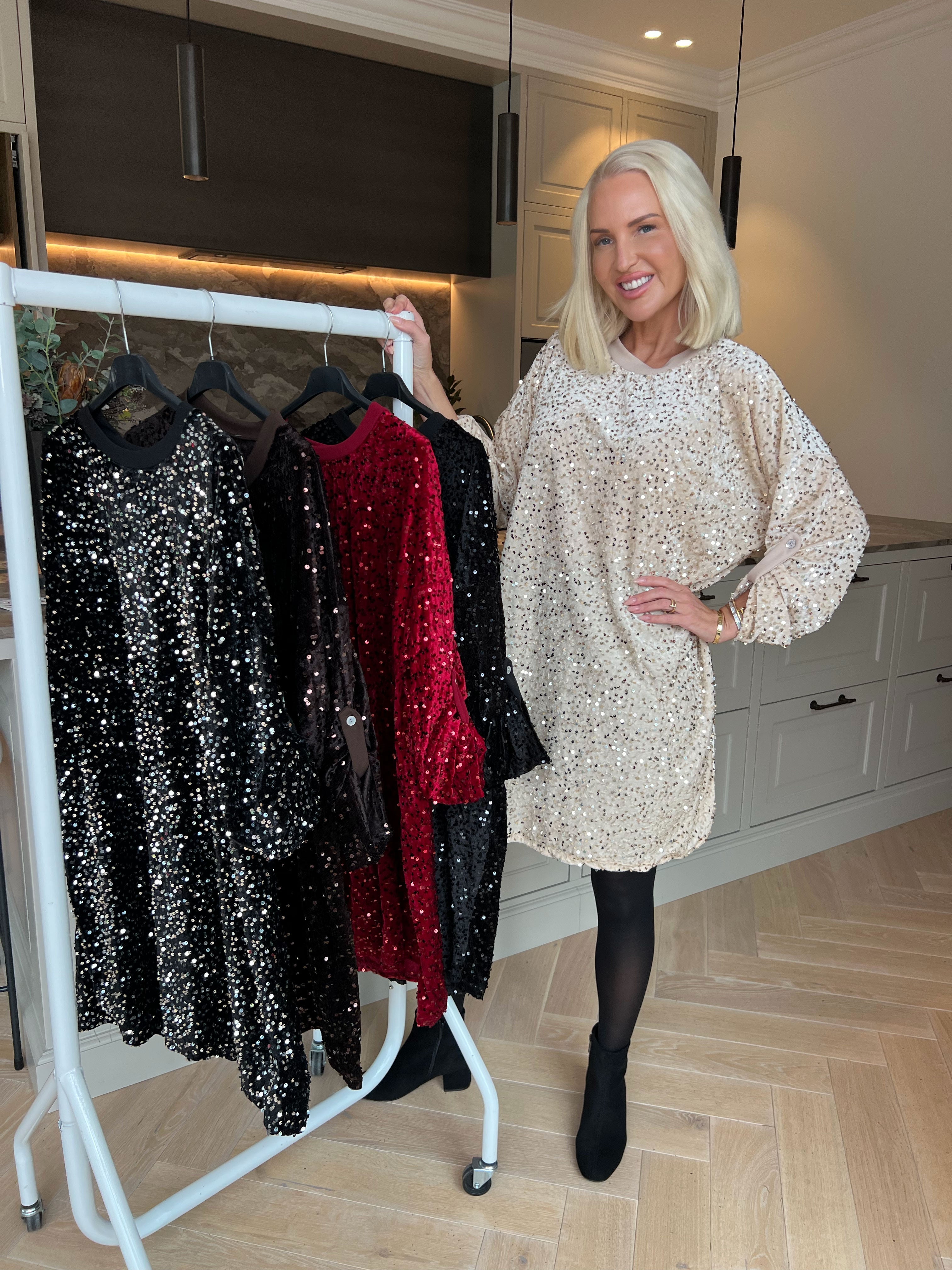 Ilaria - Blød velourkjole i viskose med festlige pailletter, der giver et glamourøst look