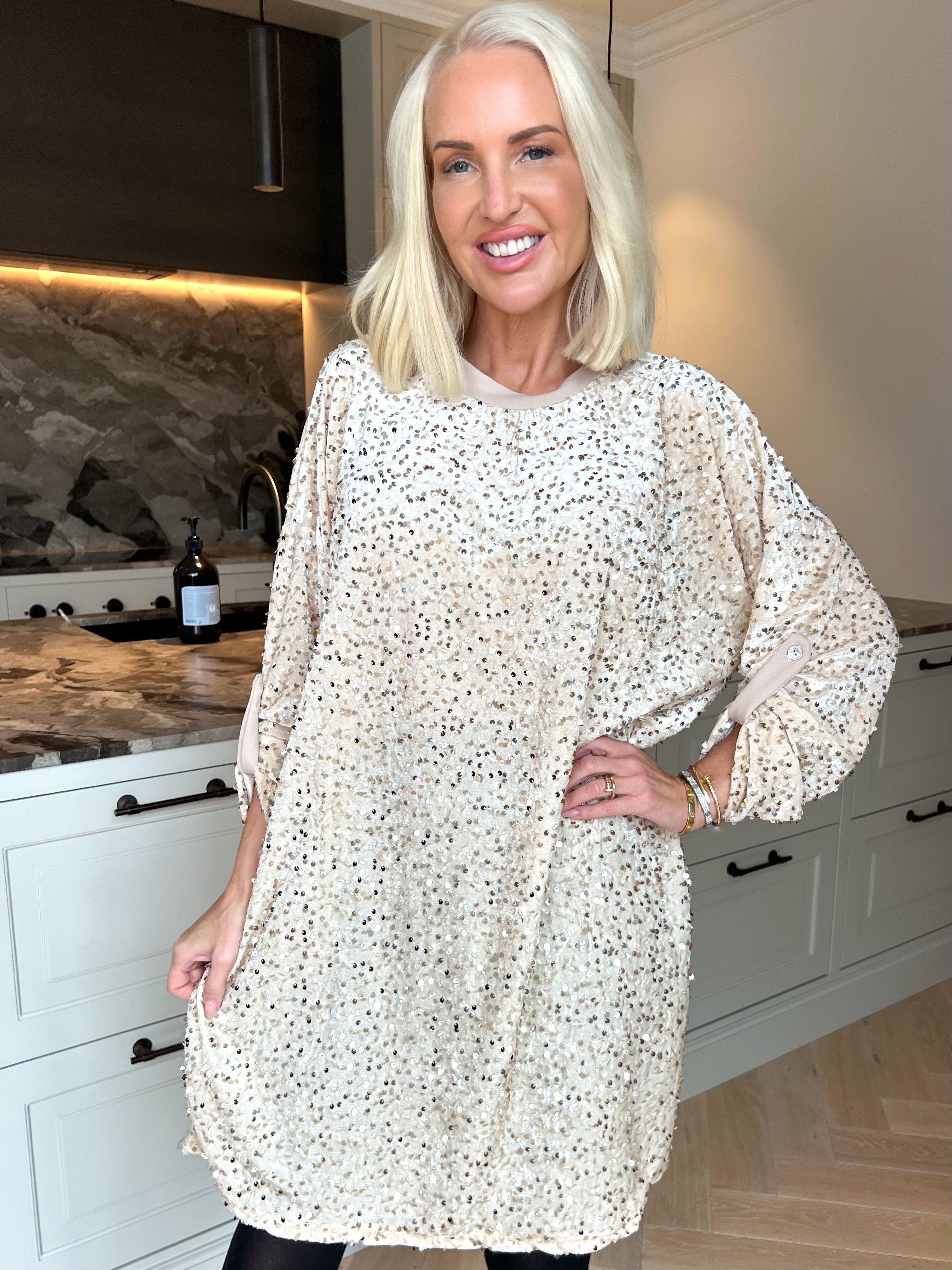 Ilaria - Plus size velourkjole i viskose med festlige pailletter, der giver et glamourøst look