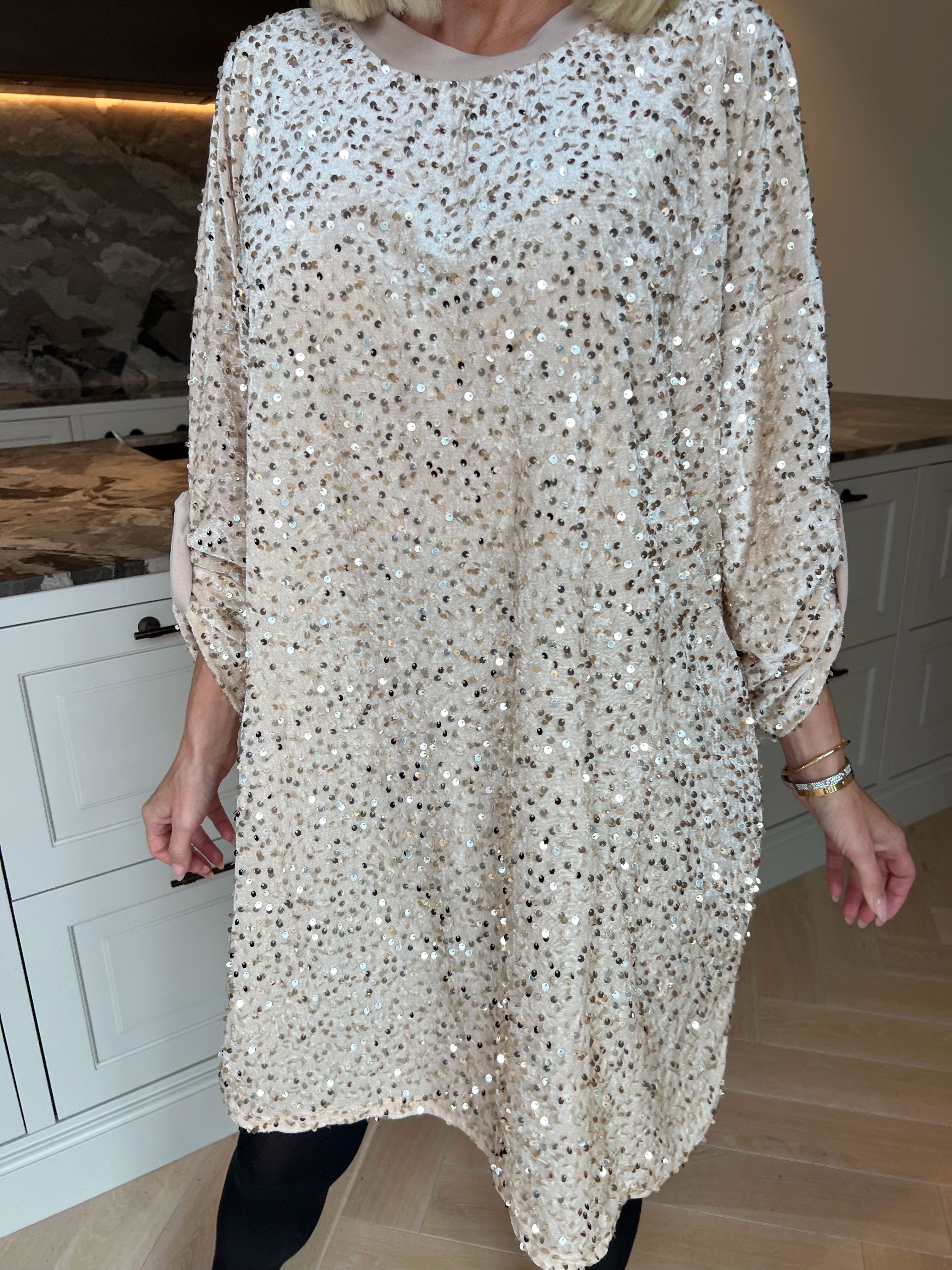 Ilaria - Blød velourkjole i viskose med festlige pailletter, der giver et glamourøst look