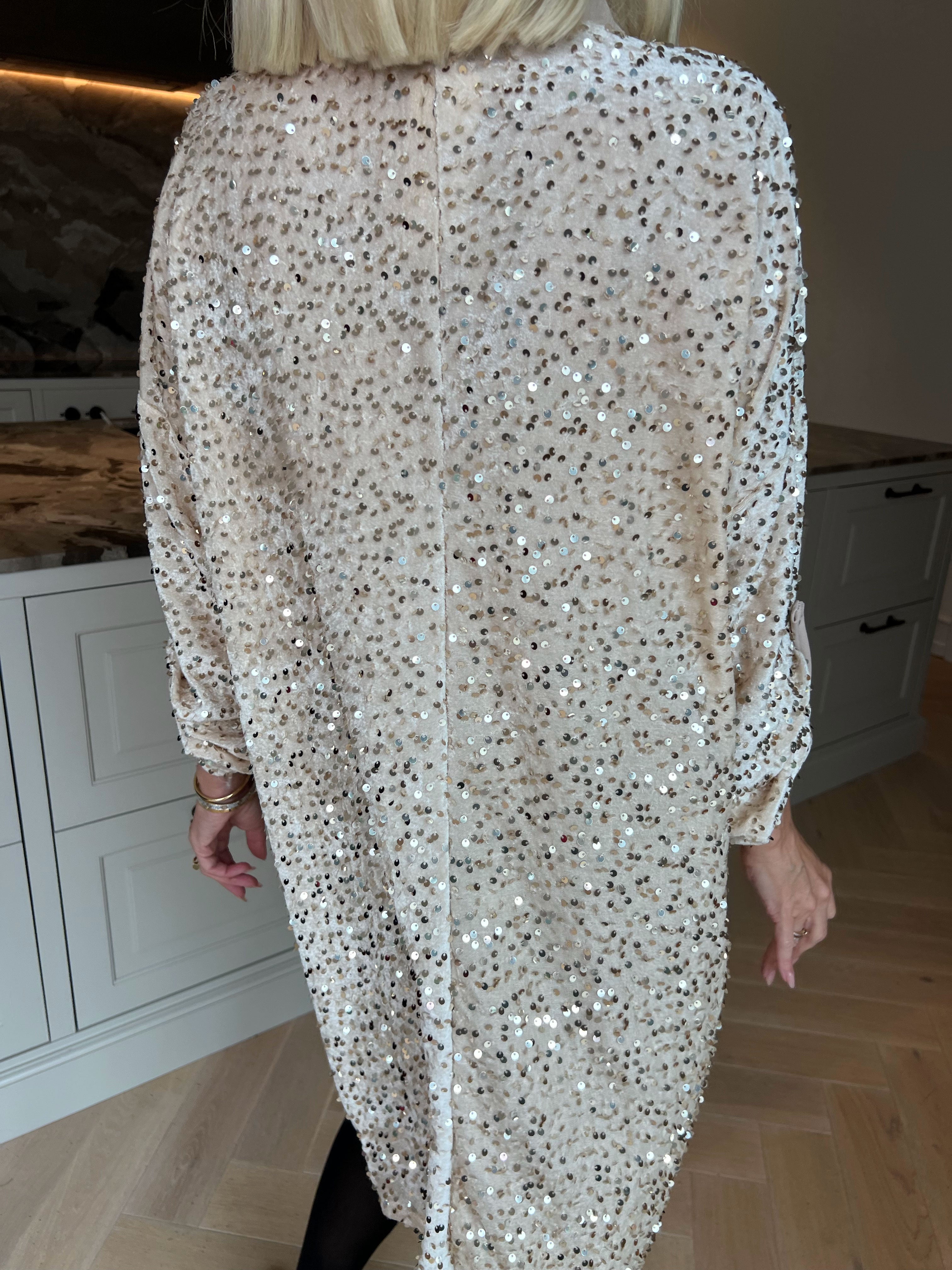 Ilaria - Plus size velourkjole i viskose med festlige pailletter, der giver et glamourøst look