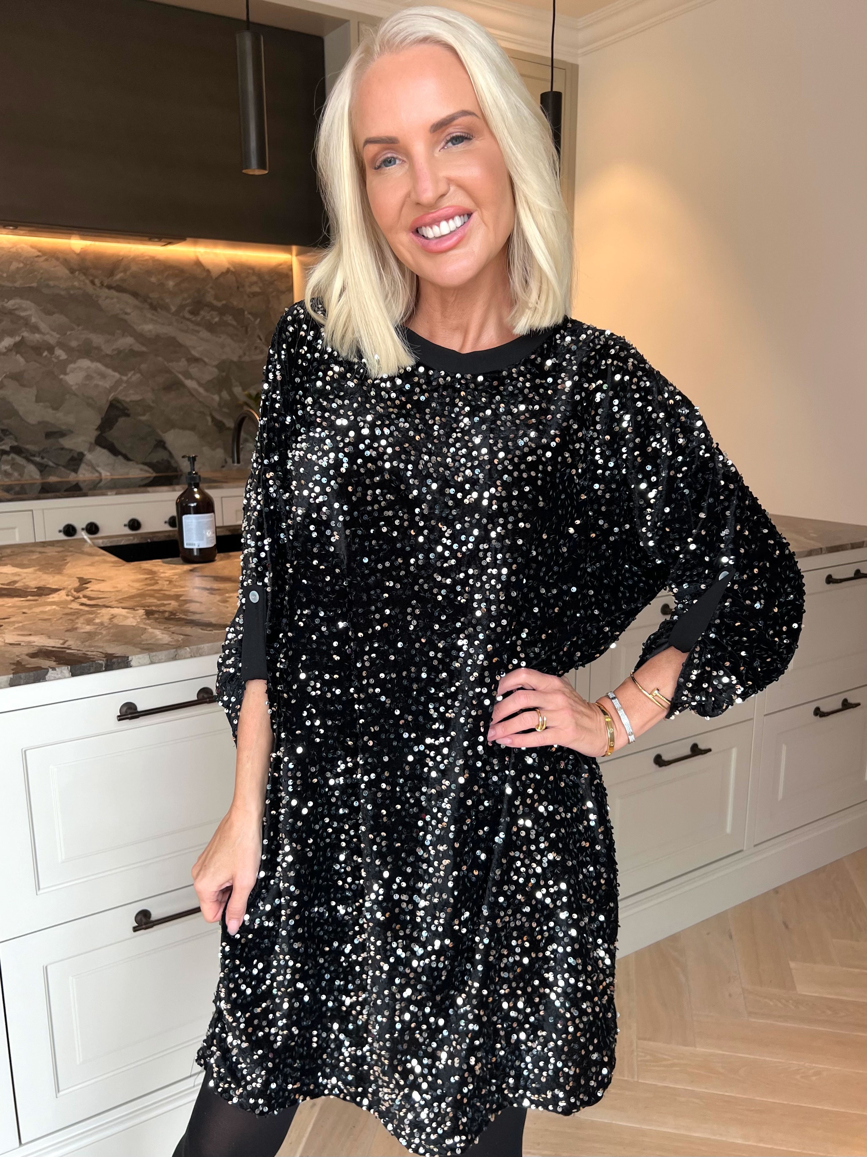 Ilaria - Blød velourkjole i viskose med festlige pailletter, der giver et glamourøst look