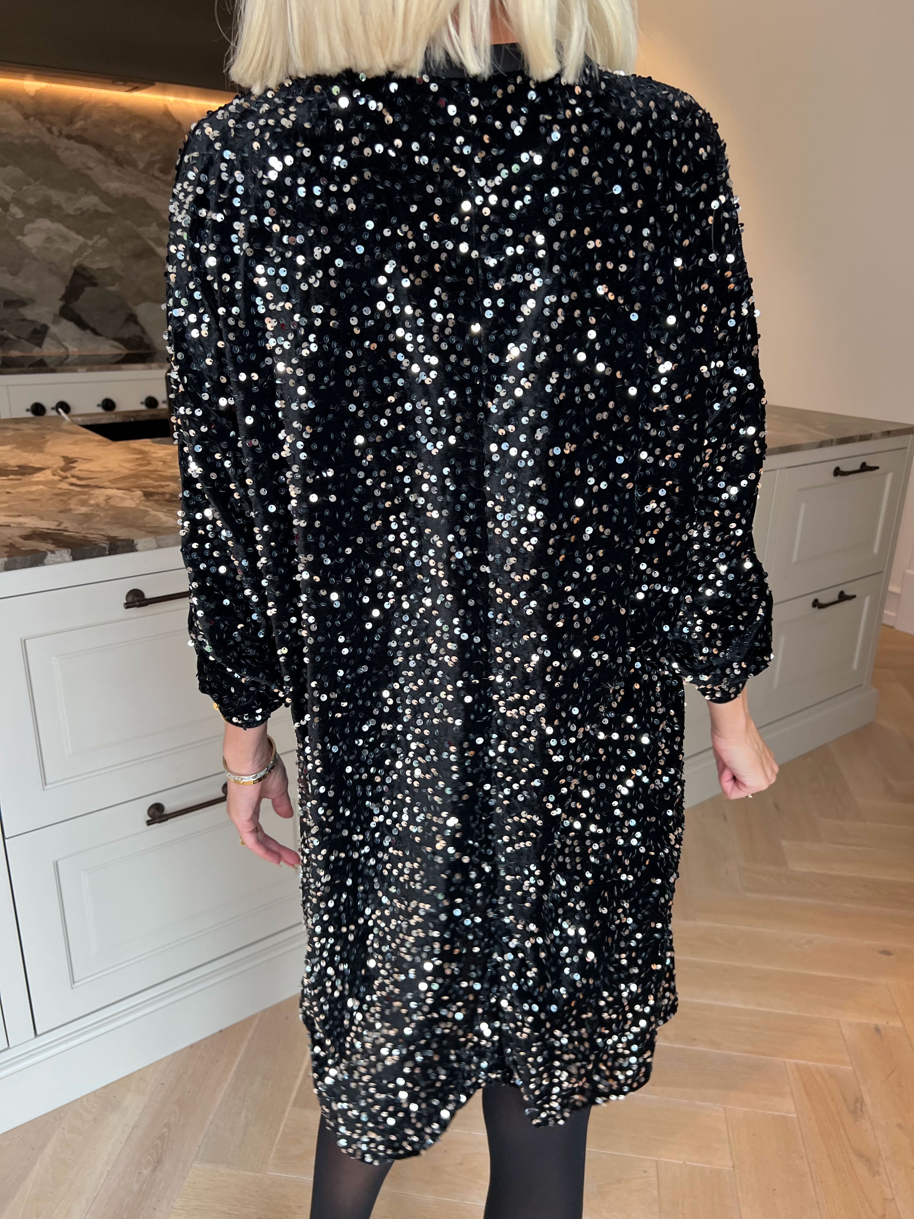 Ilaria - Blød velourkjole i viskose med festlige pailletter, der giver et glamourøst look