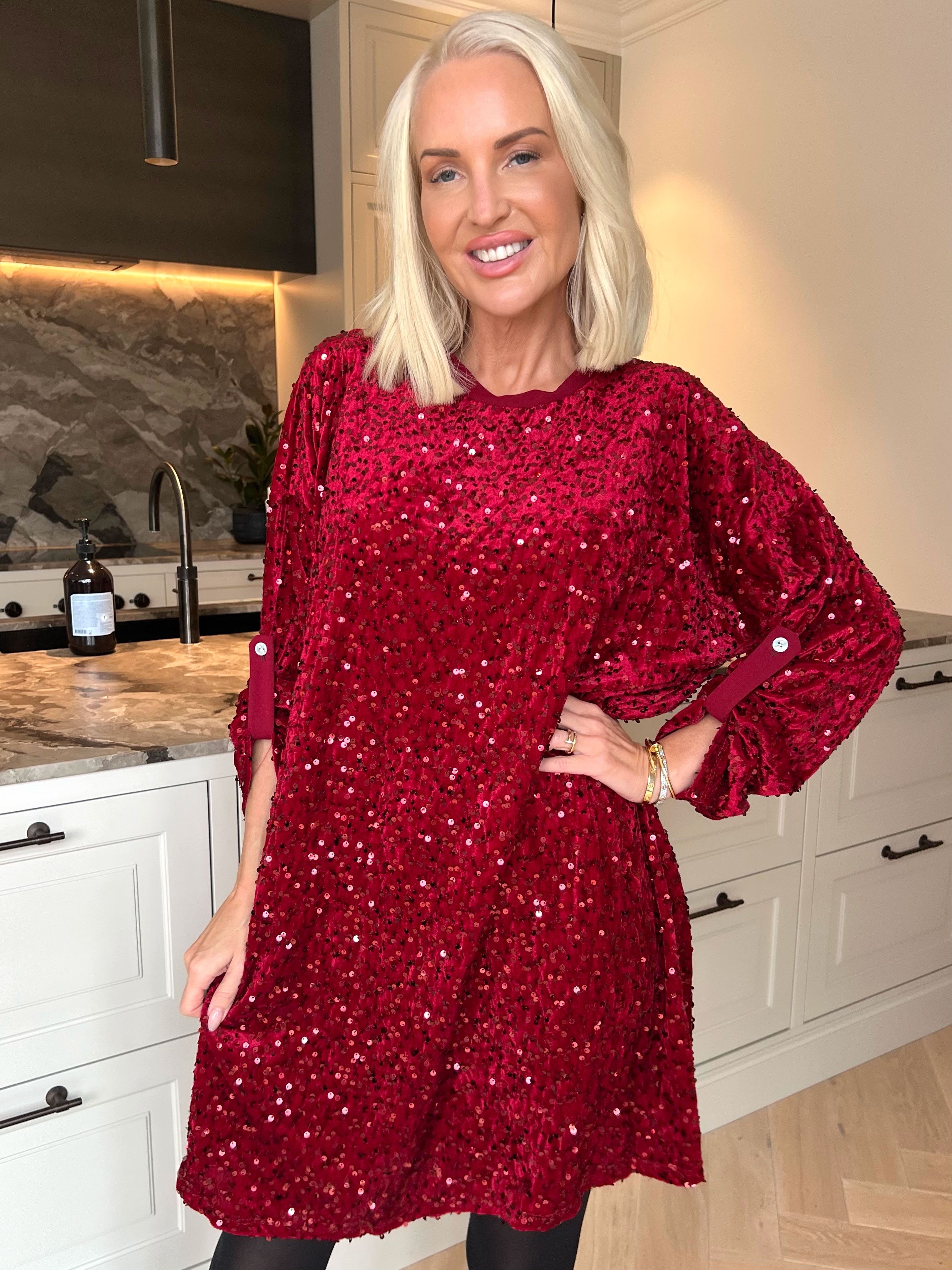 Ilaria - Plus size velourkjole i viskose med festlige pailletter, der giver et glamourøst look
