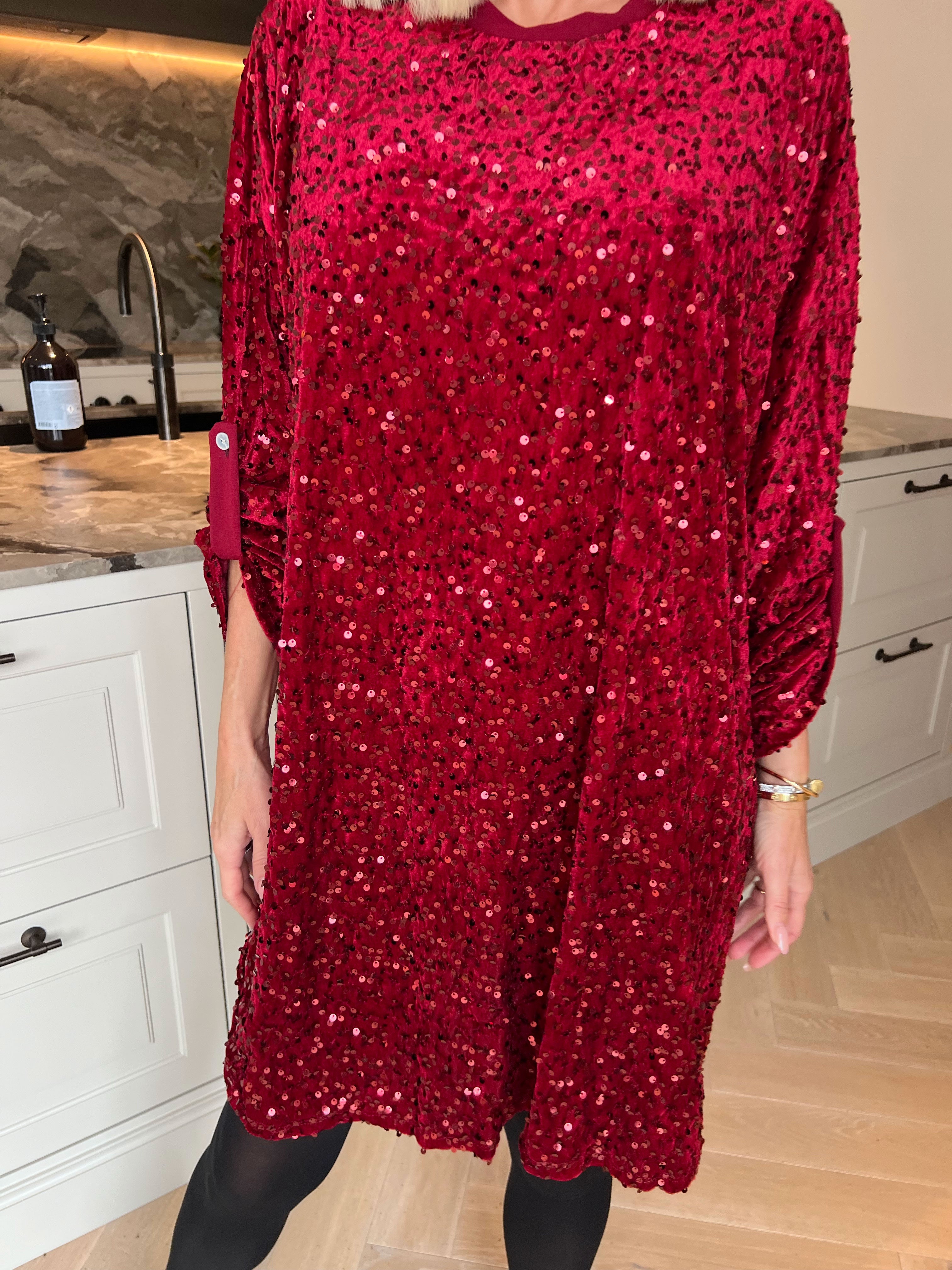 Ilaria - Plus size velourkjole i viskose med festlige pailletter, der giver et glamourøst look