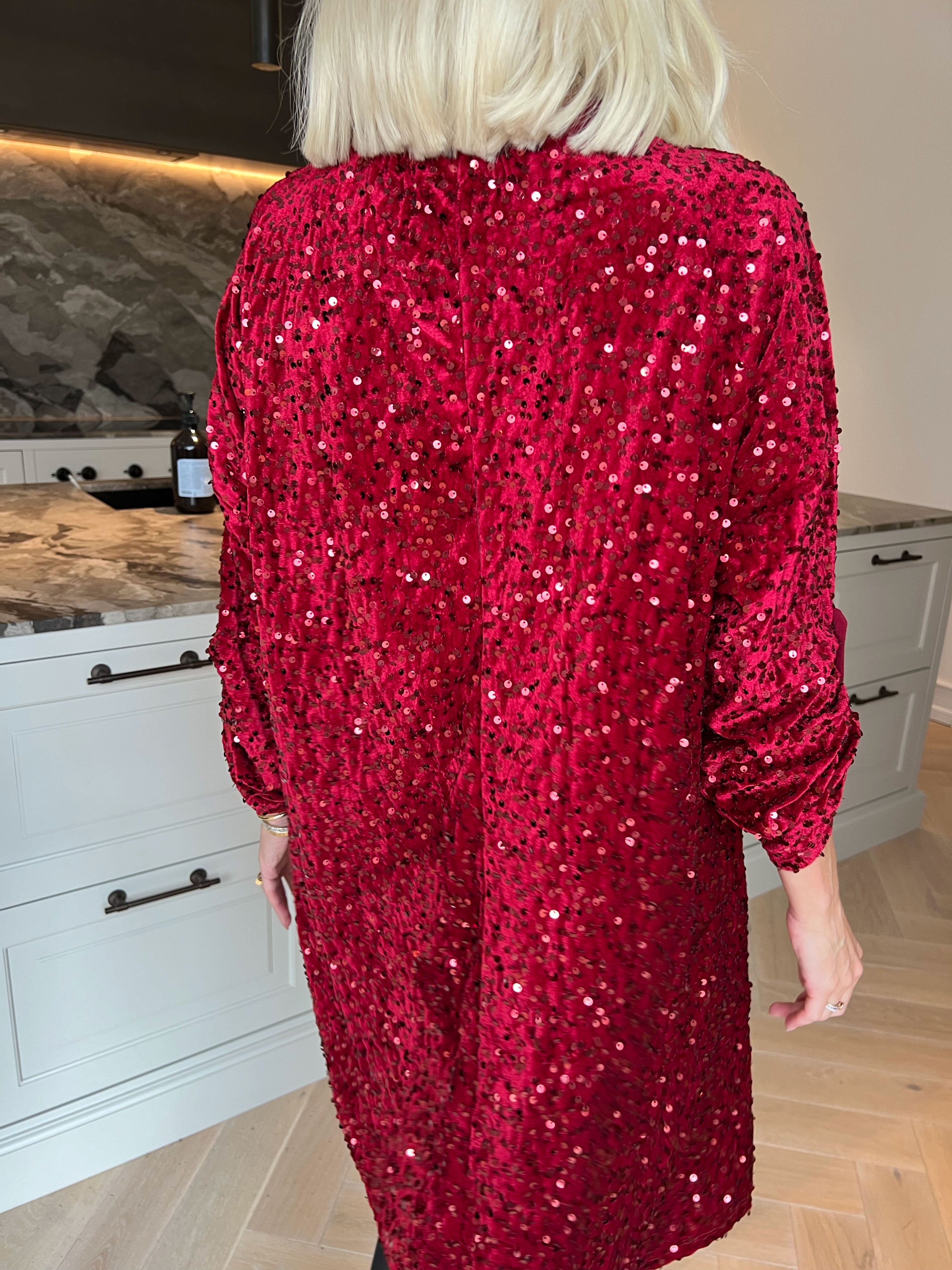 Ilaria - Plus size velourkjole i viskose med festlige pailletter, der giver et glamourøst look