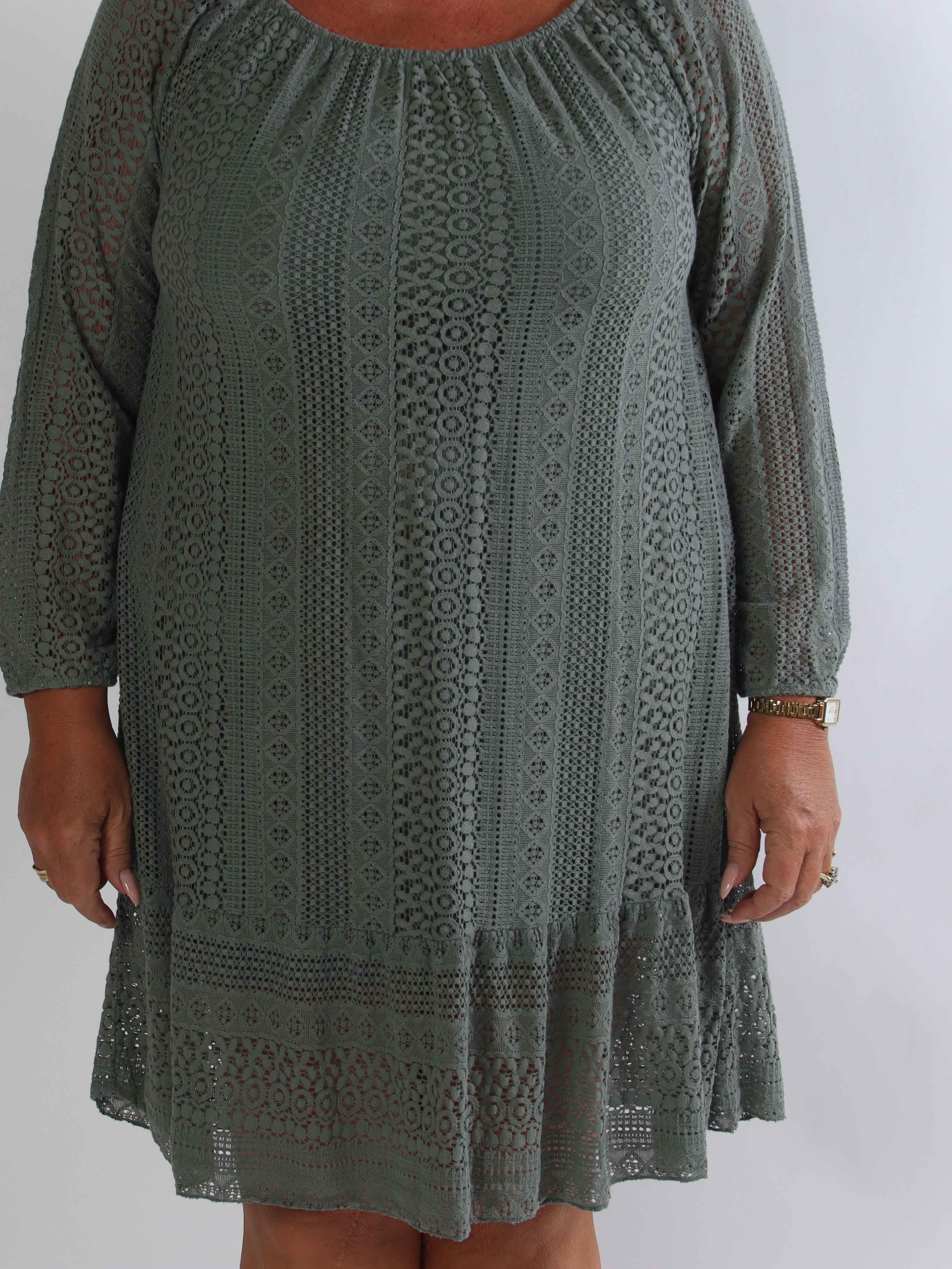 Galateia Long Sleeve - Feminin plus size kjole i blød bomuldsblonde