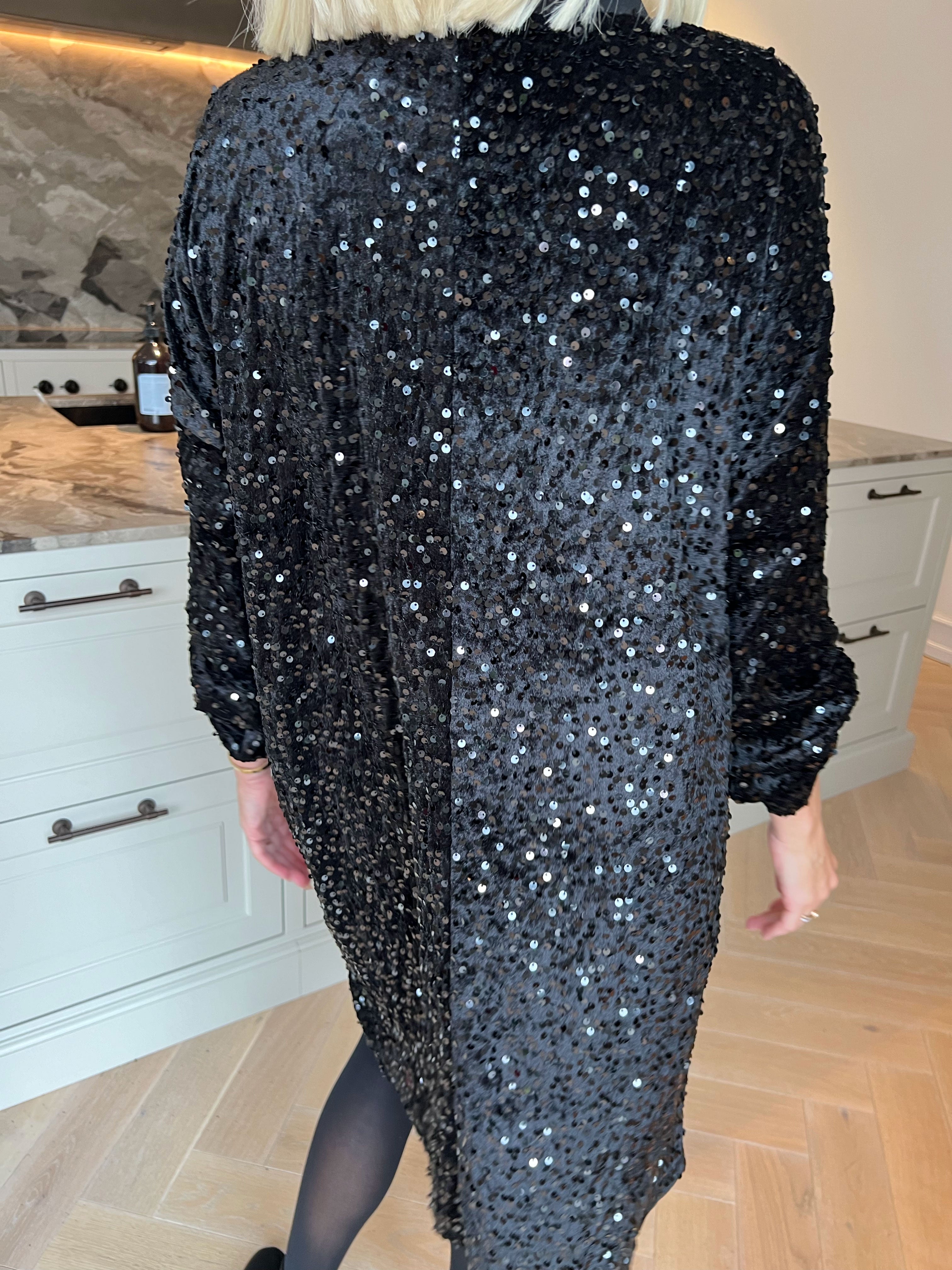 Ilaria - Blød velourkjole i viskose med festlige pailletter, der giver et glamourøst look