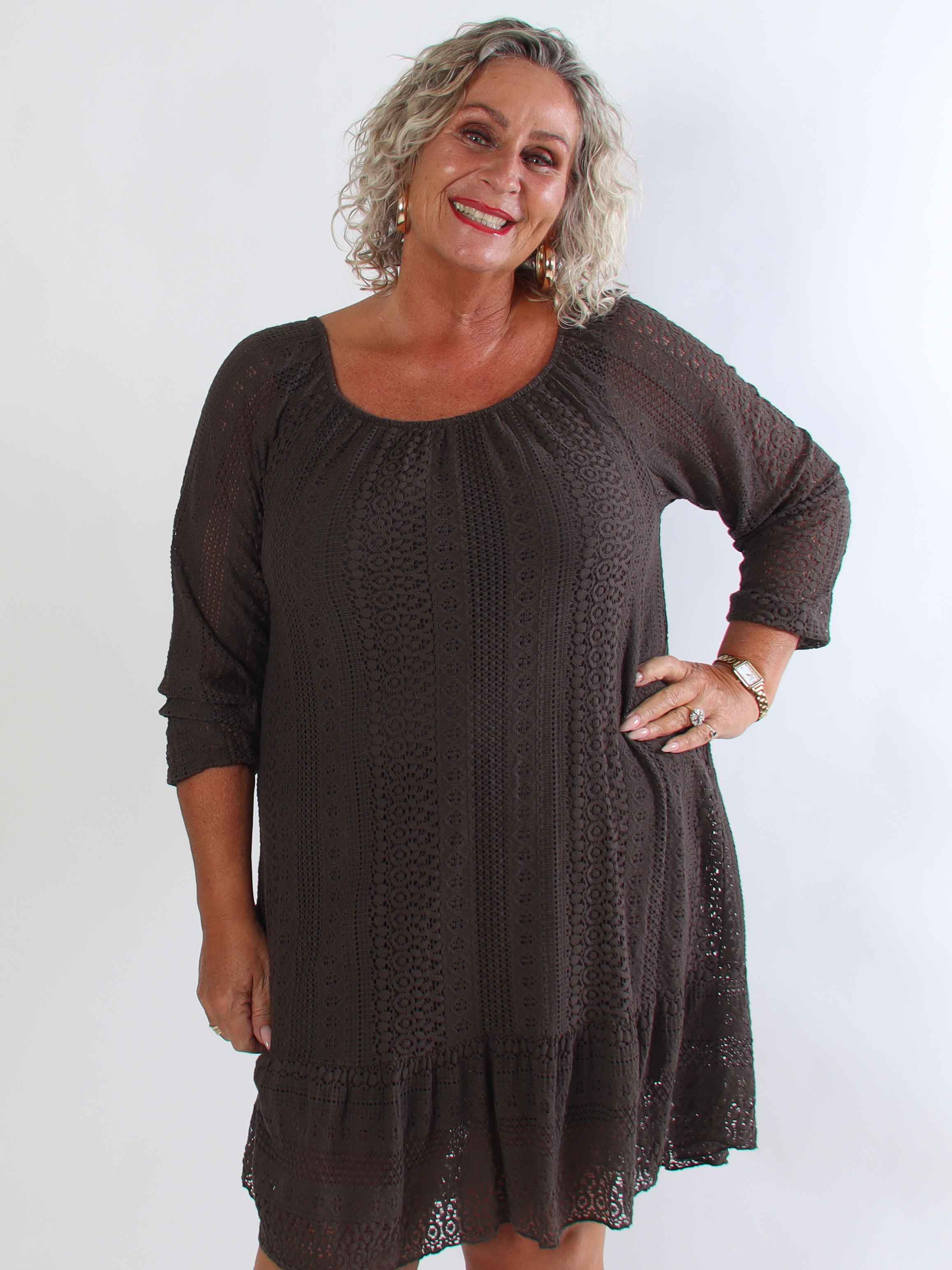 Galateia Long Sleeve - Feminin plus size kjole i blød bomuldsblonde
