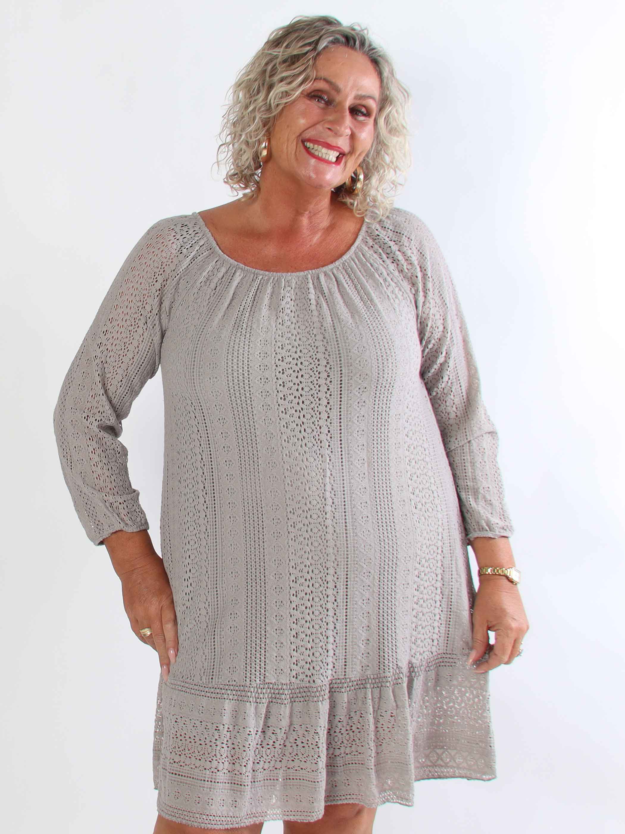 Galateia Long Sleeve - Feminin plus size kjole i blød bomuldsblonde