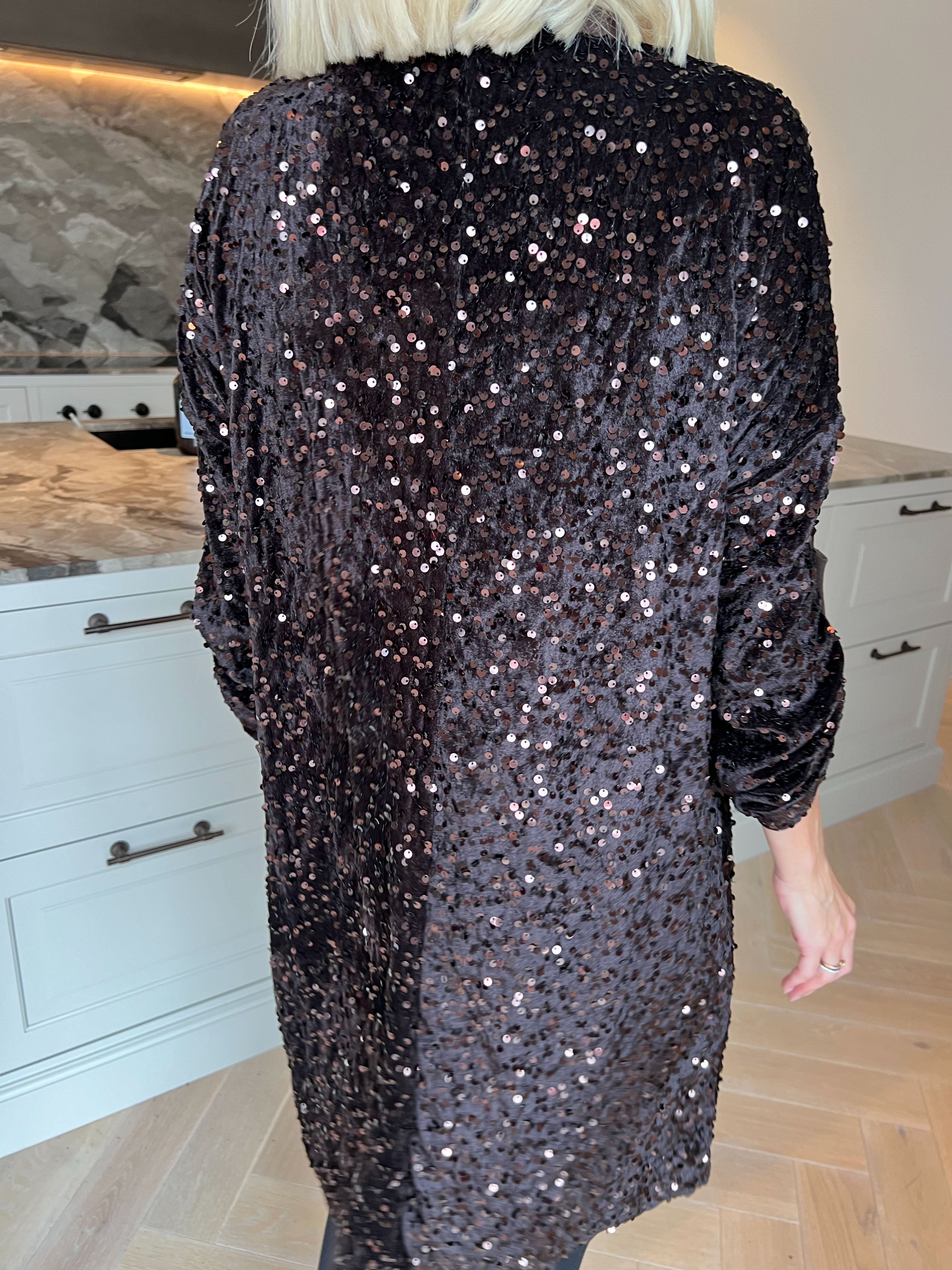Ilaria - Plus size velourkjole i viskose med festlige pailletter, der giver et glamourøst look
