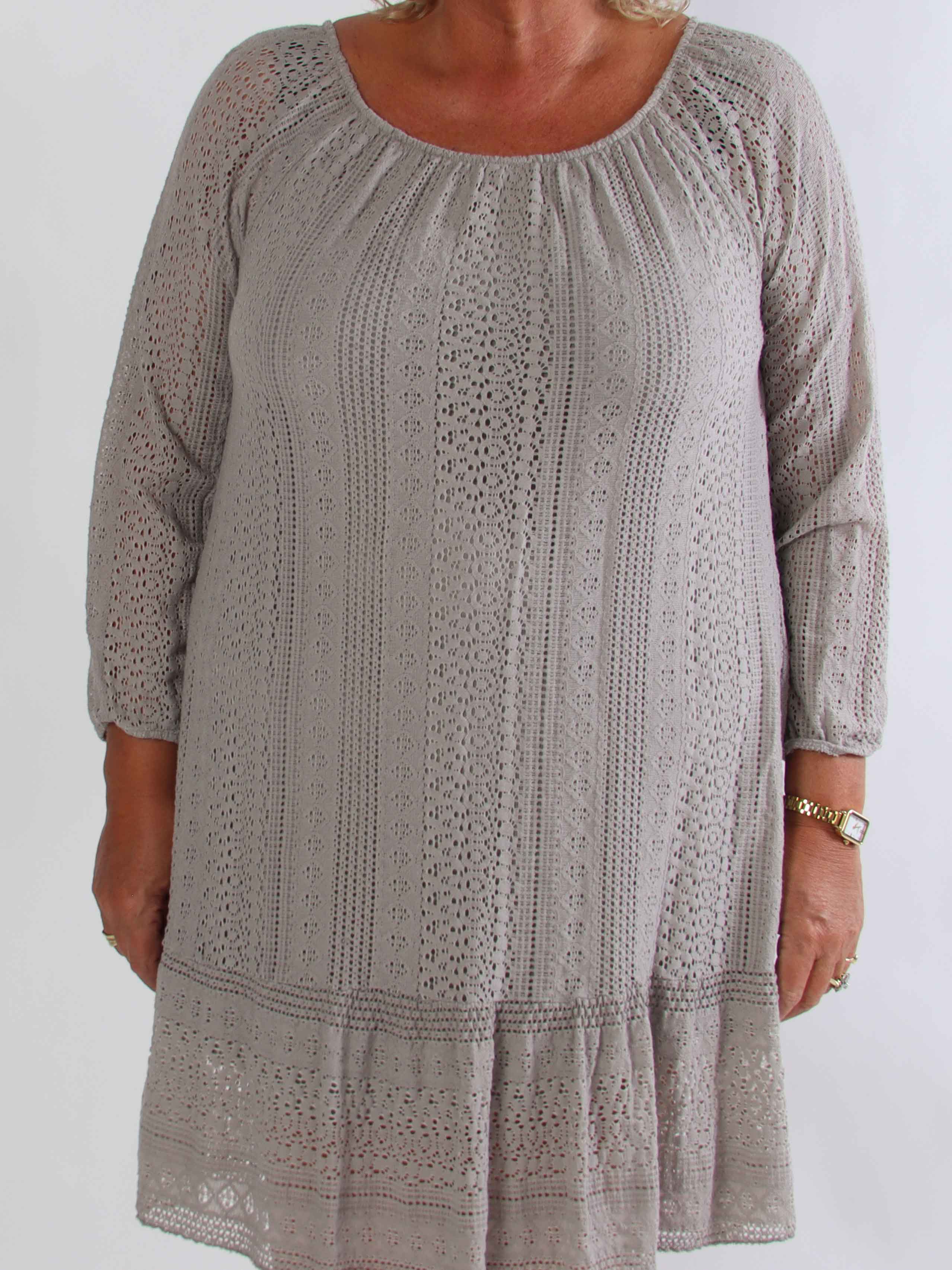 Galateia Long Sleeve - Feminin plus size kjole i blød bomuldsblonde
