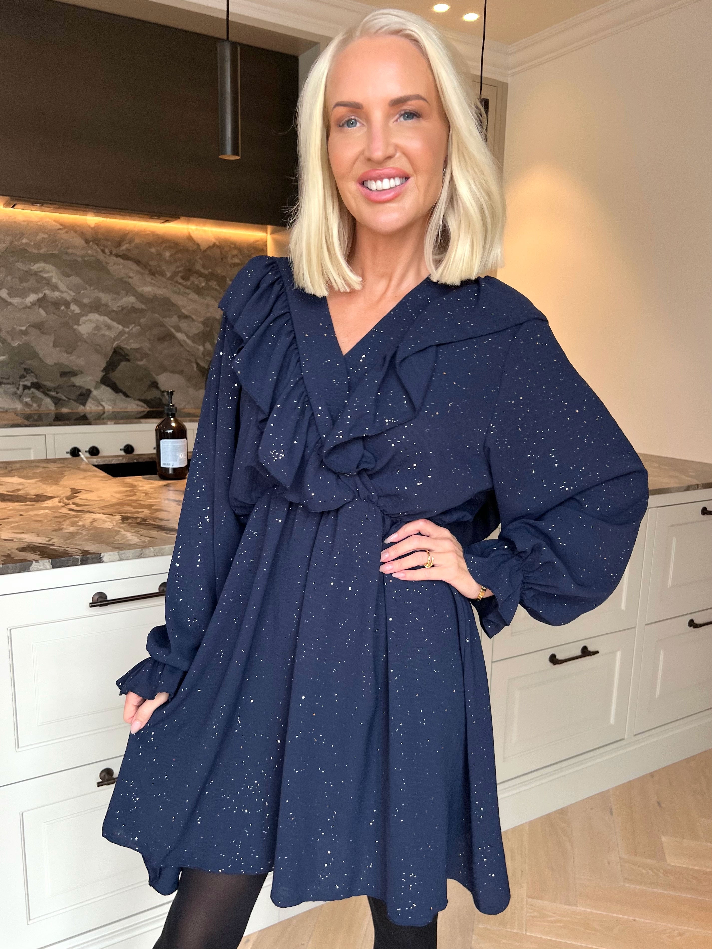 Ornella - Sød plus size flæsekjole i en blød viskoseblanding med fine glimmerdetaljer
